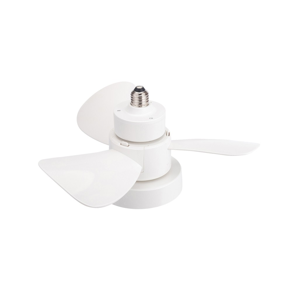 Ventilador de techo blanco con tres aspas. El ventilador está conectado a una lámpara blanca.