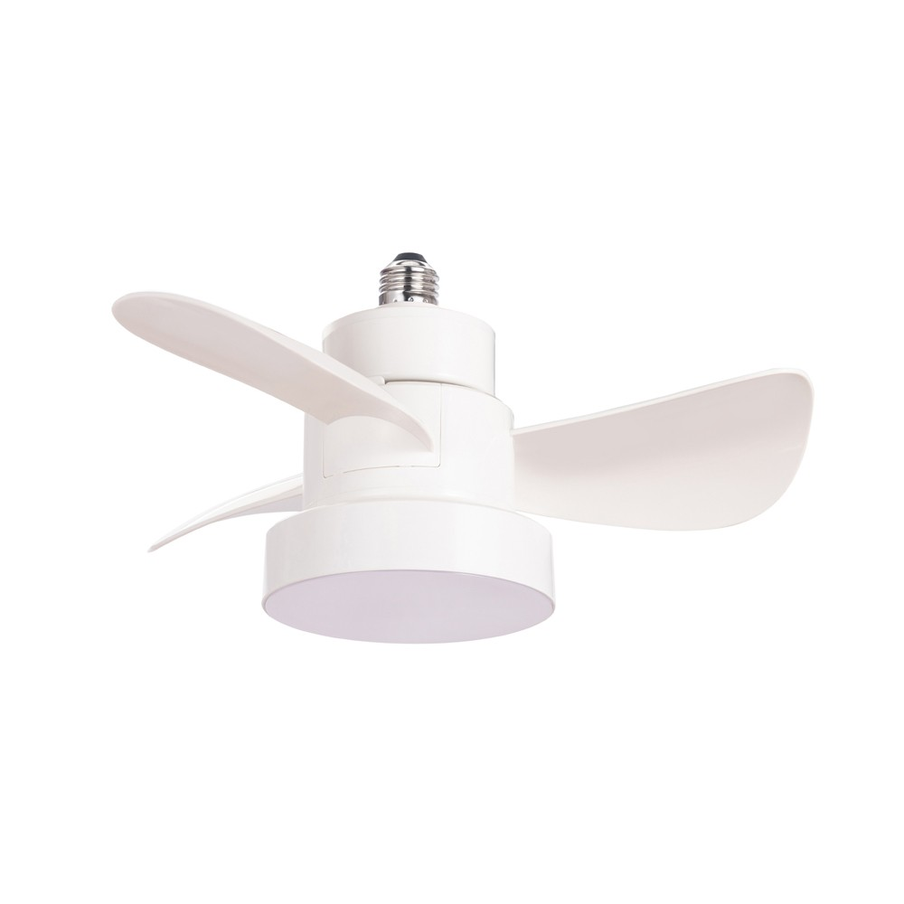 Ventilador de techo blanco con tres aspas. El ventilador está conectado a una lámpara blanca.