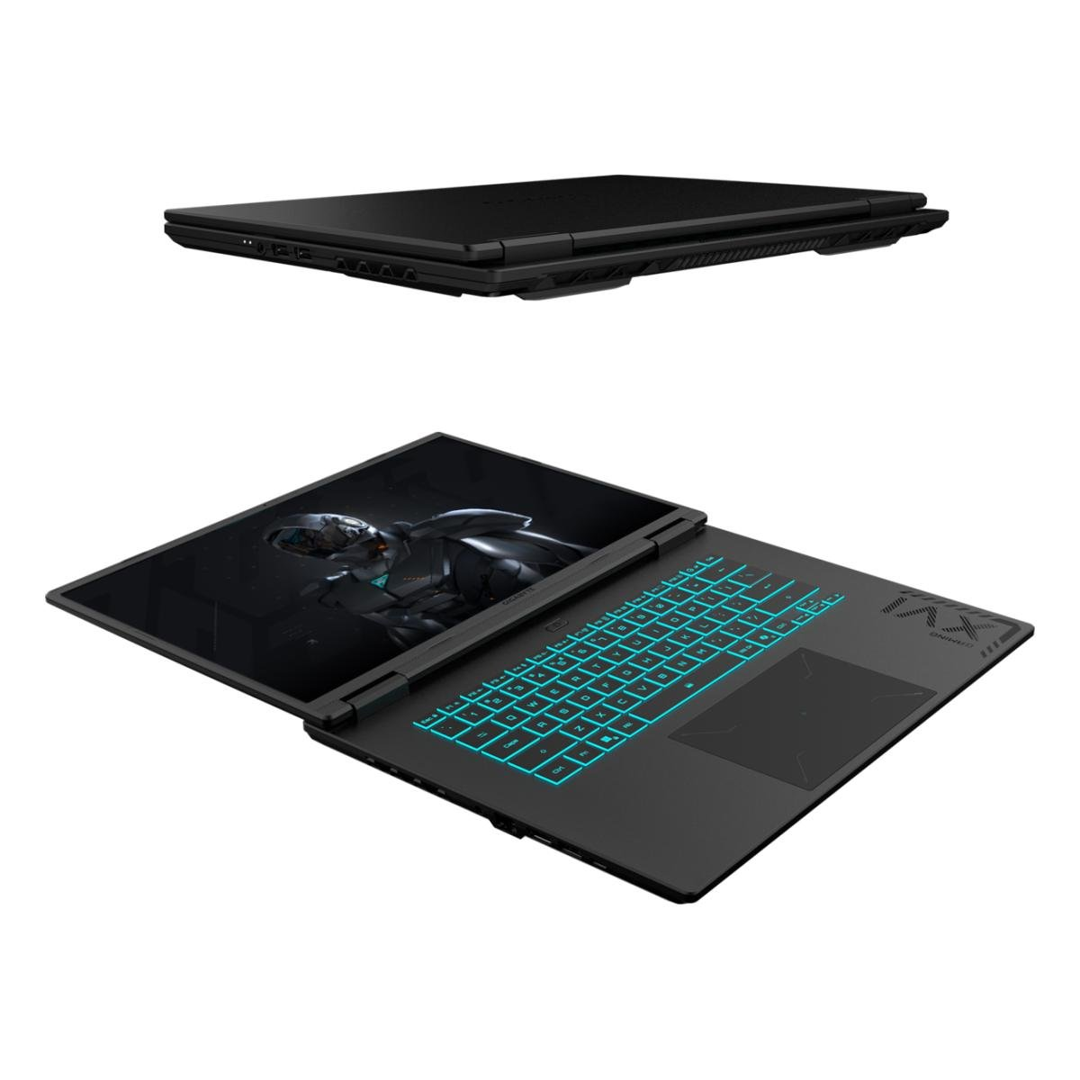 Zwei schwarze Laptops, einer geschlossen, einer offen mit beleuchteter Tastatur, auf weißem Hintergrund.