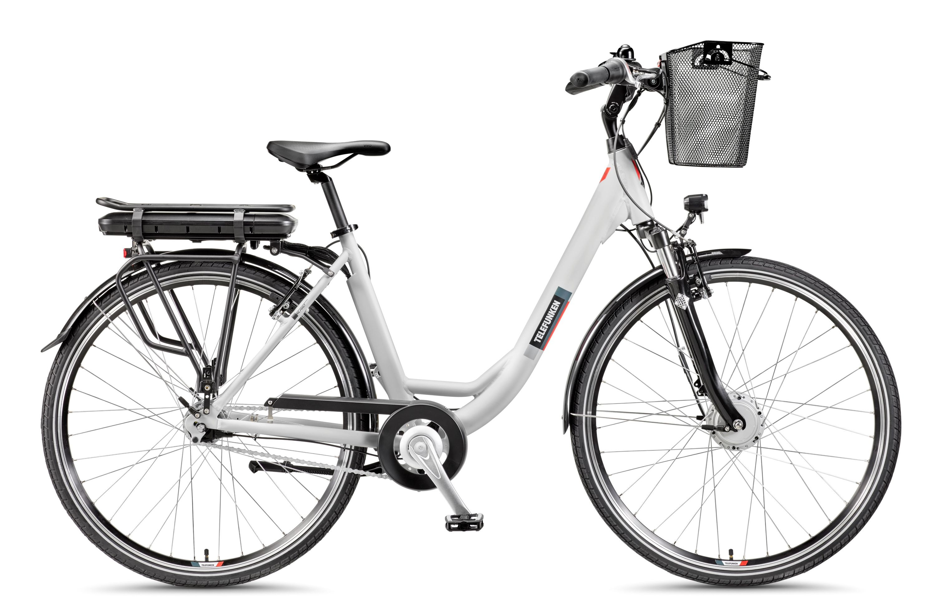 Ein weißes Telefunken E-Bike. Schwarzer Korb, Reifen und Komponenten. Batterie auf dem Gepäckträger. Weißer Hintergrund.