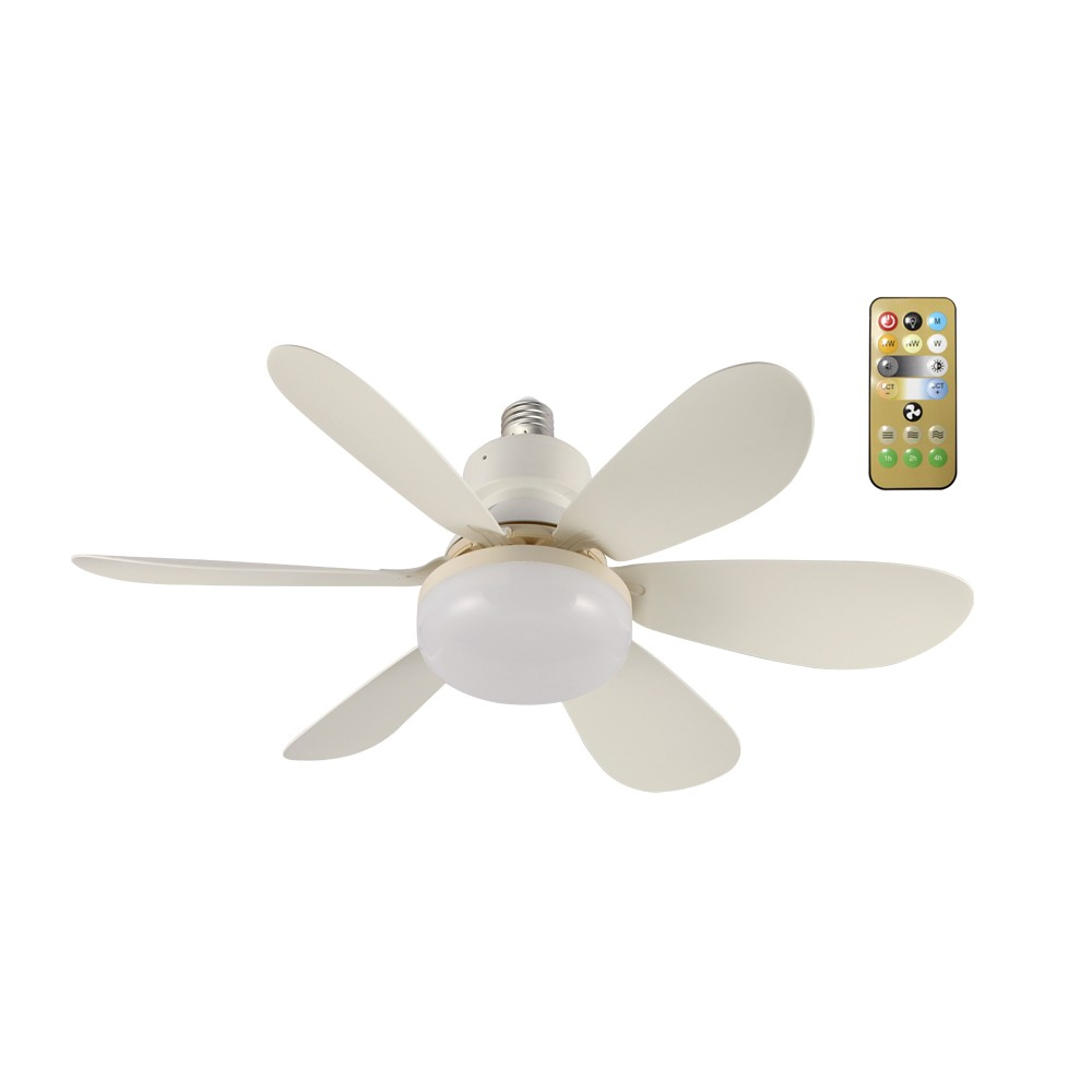 Ventilador de techo con cinco aspas blancas y una luz. Hay un mando a distancia al lado del ventilador.