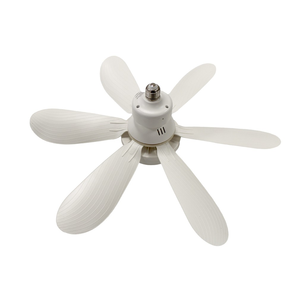 Ventilador de techo con cinco aspas blancas y una lámpara central blanca, aislado sobre blanco.