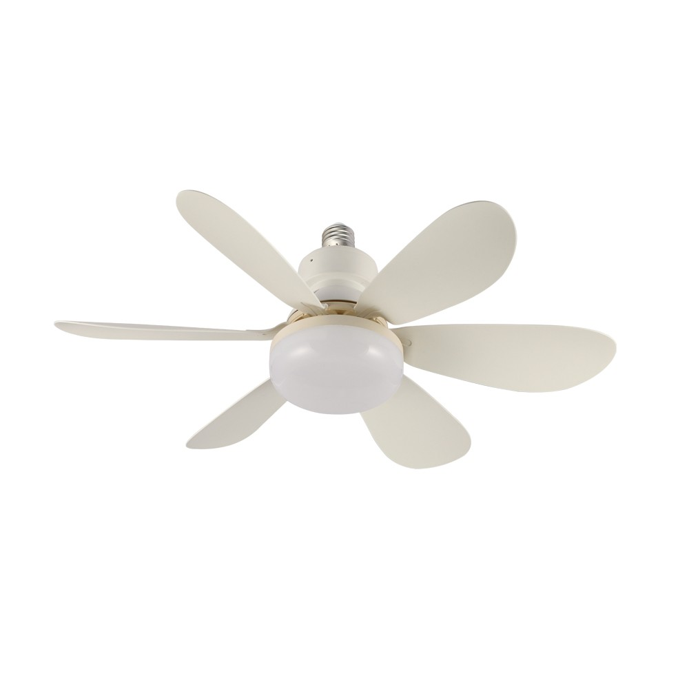 Ventilador de techo con cinco aspas color crema y una lámpara central, aislado sobre blanco.