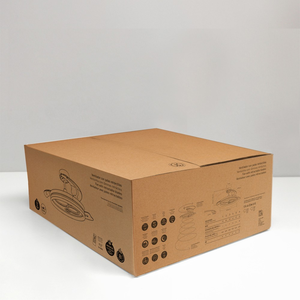 Caja de cartón con texto e imágenes de un ventilador de techo. Está en un estudio.