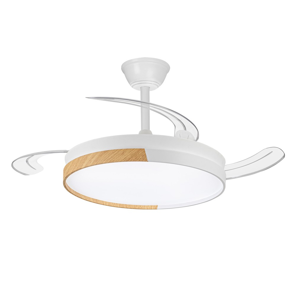 Ventilador de techo blanco con tres aspas y luz. Detalle de madera en la lámpara.