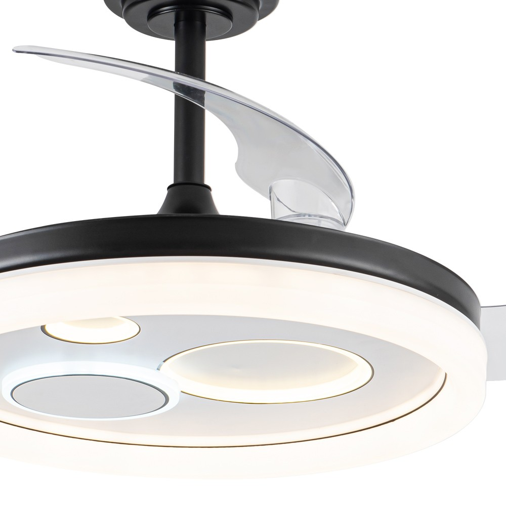 Primer plano de un ventilador de techo negro con luces y aspas transparentes sobre fondo blanco.