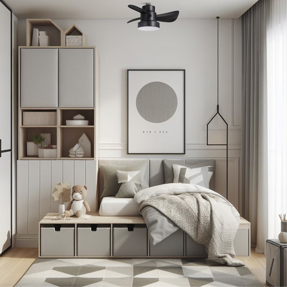 Escena de dormitorio con ventilador de techo negro. Incluye cama, armarios, obras de arte y un oso de peluche.