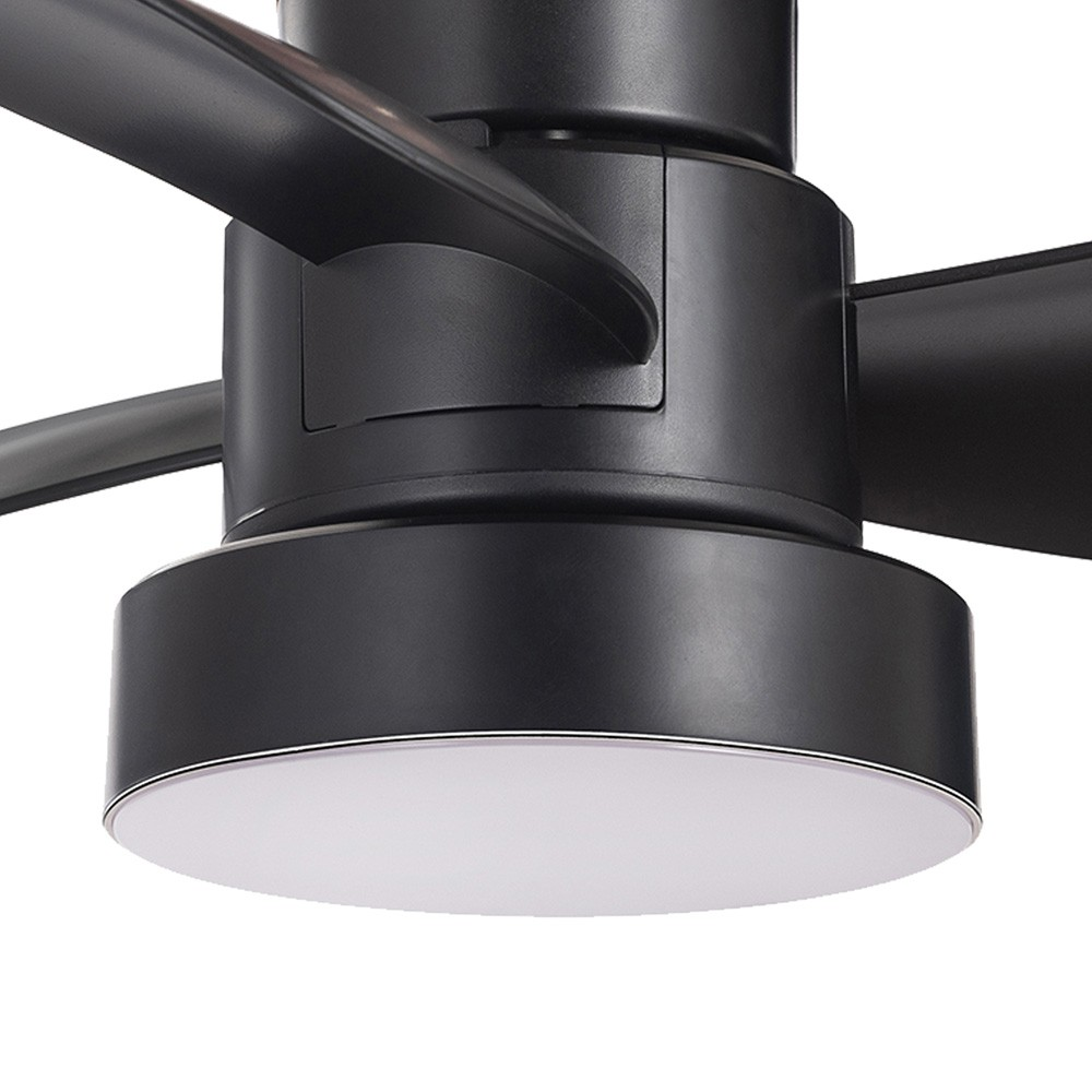 Primer plano de un ventilador de techo negro con luz blanca y tres aspas.