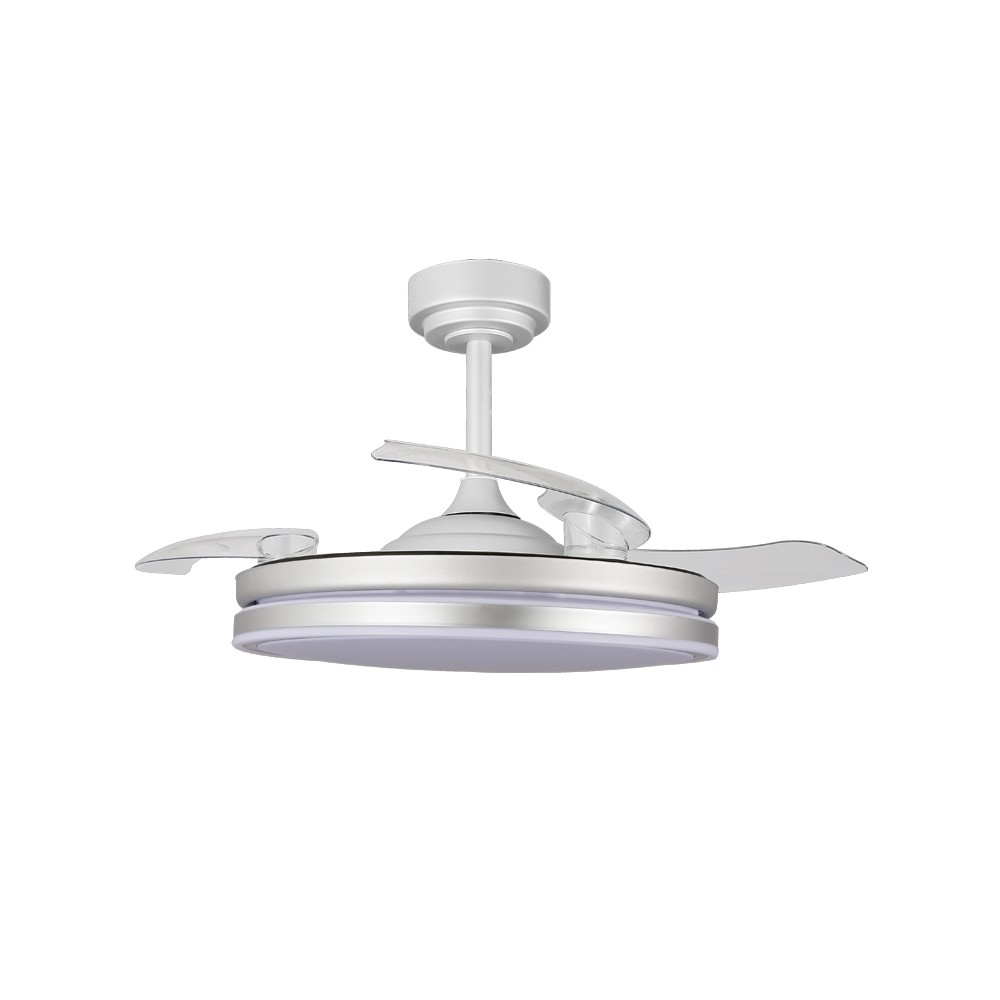 Ventilador de techo blanco con tres aspas transparentes y una luz central. Fondo blanco.