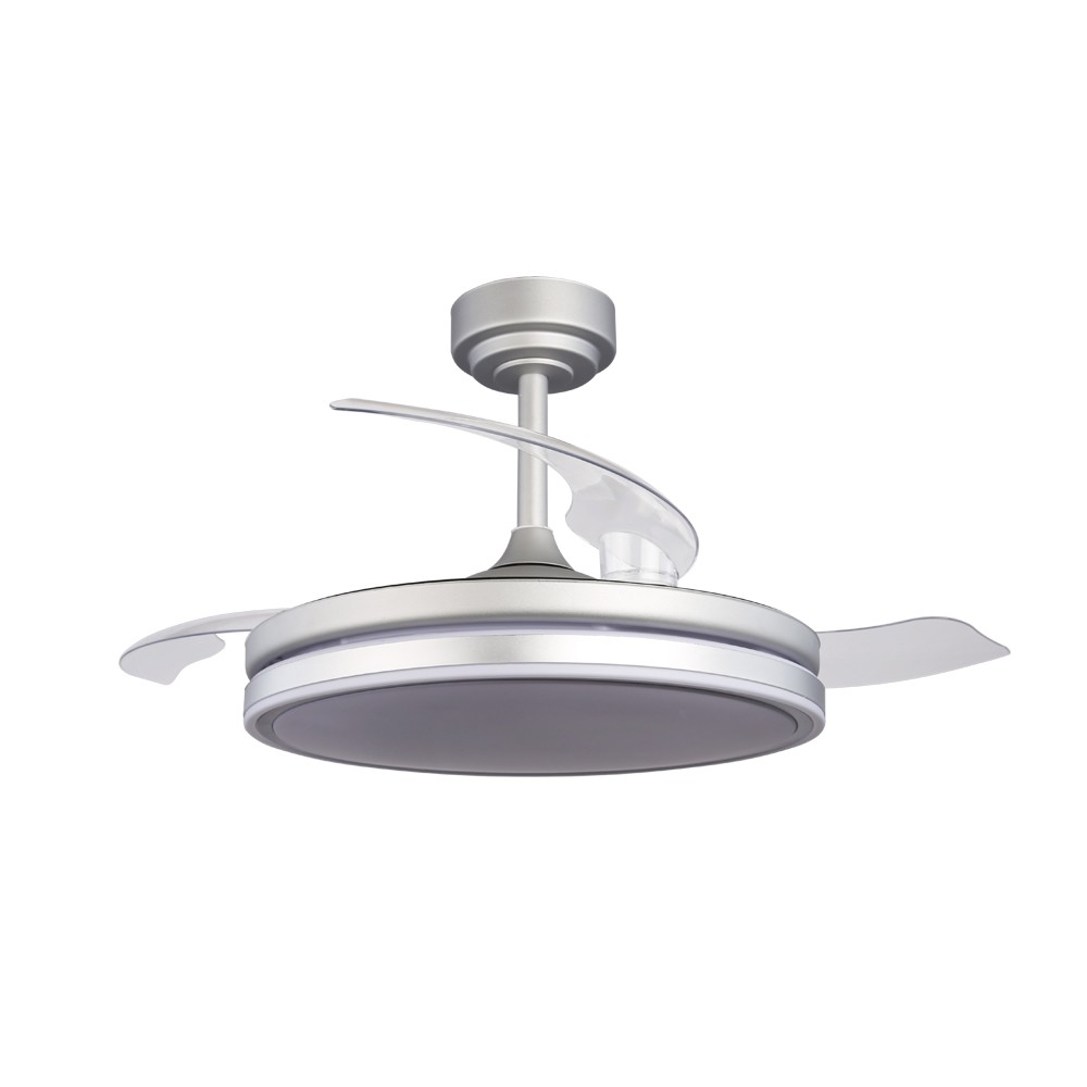 Un ventilador de techo plateado con tres aspas y una luz. Las aspas son transparentes y curvadas.