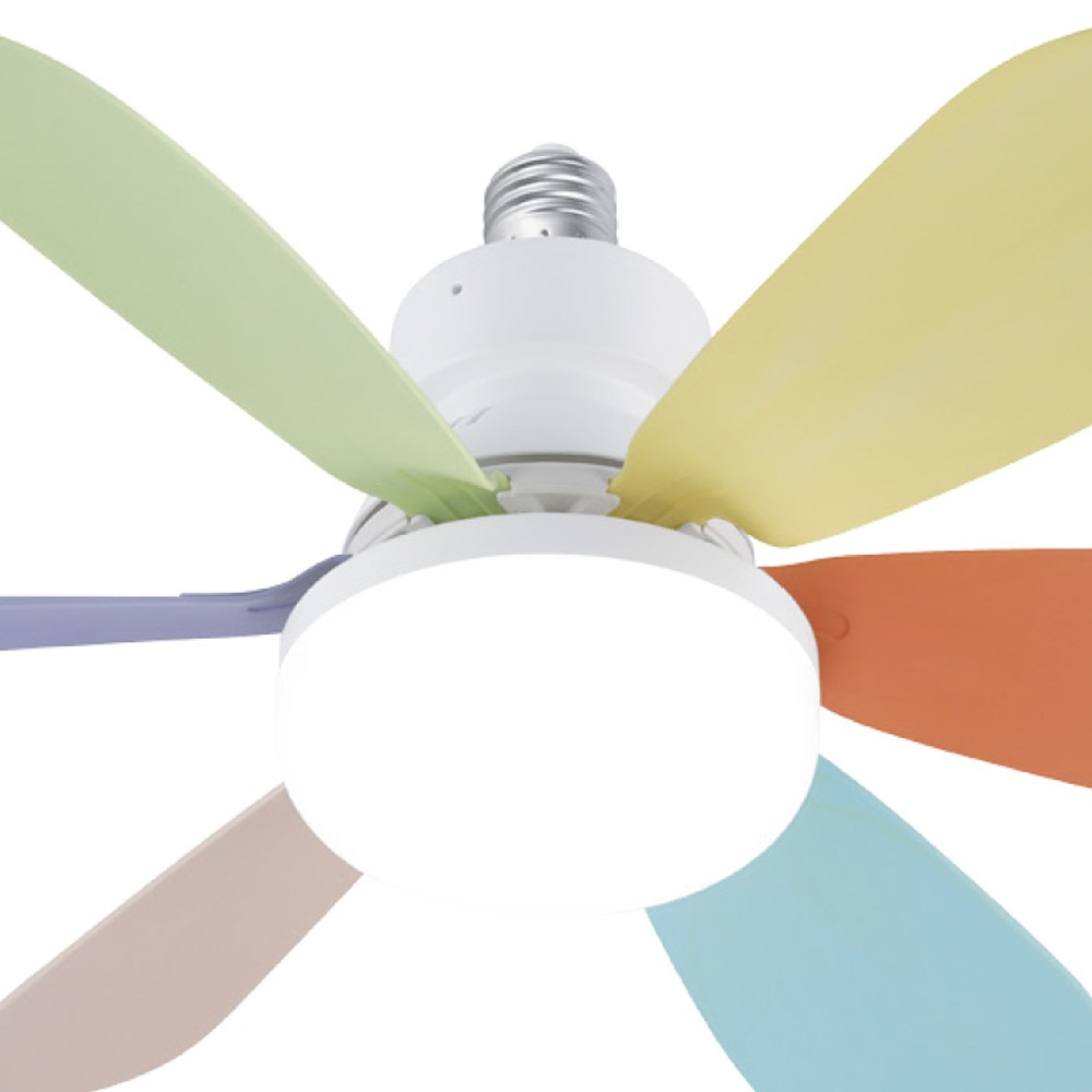 Un primer plano de un ventilador de techo con aspas coloridas y una base blanca con una luz.