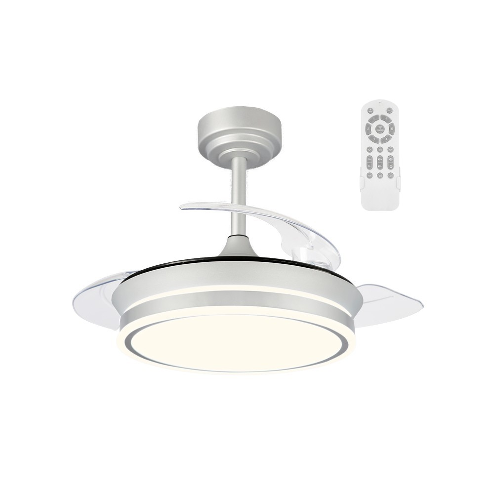 Un ventilador de techo plateado con un control remoto. El ventilador tiene una luz y aspas de plástico transparente.