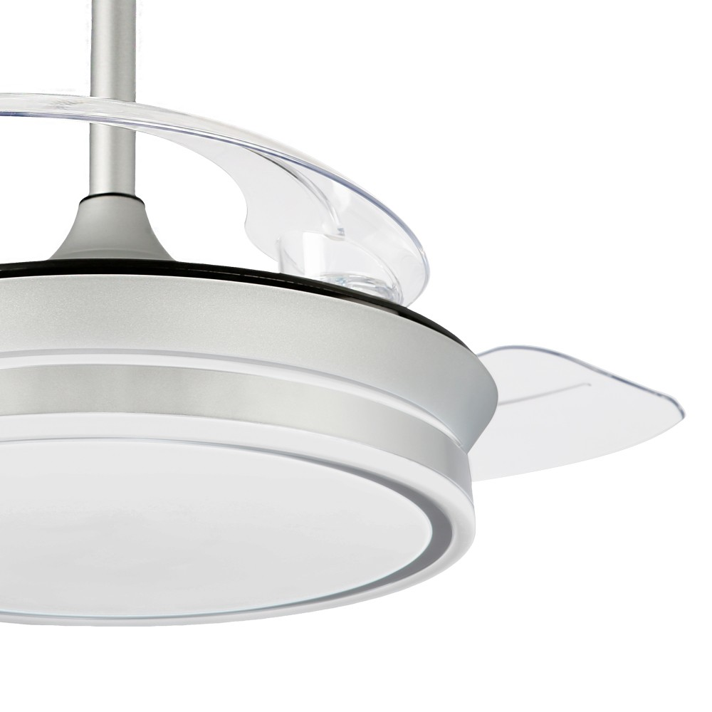 Ventilador de techo plateado con luces LED y aspas retráctiles, primer plano.