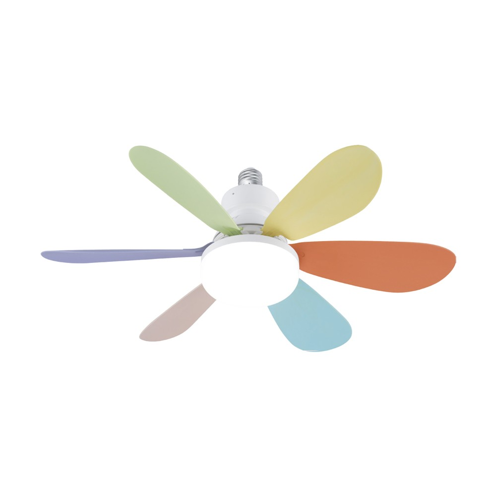 Ventilador de techo con aspas coloridas unidas a una bombilla. Varios colores de aspas.
