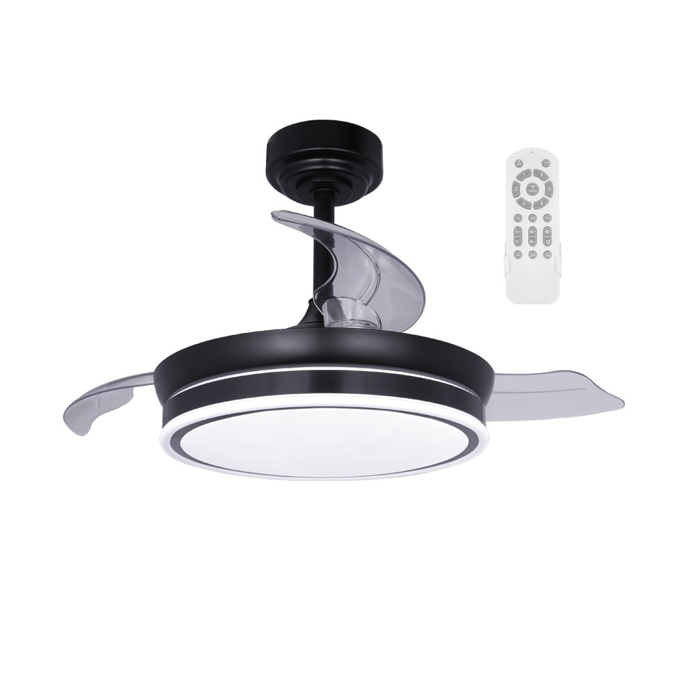 Un ventilador de techo negro con aspas curvas y una luz blanca. Un control remoto está al lado.