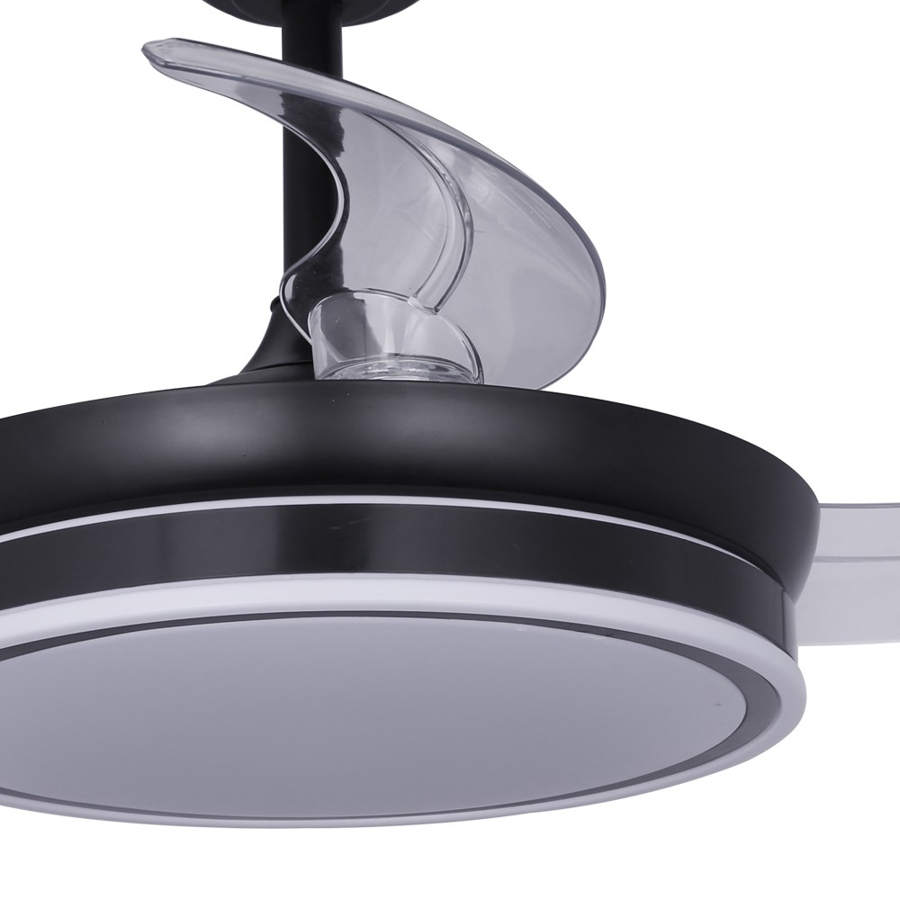 Primer plano de un ventilador de techo negro con aspas transparentes y luz circular. Fondo blanco.