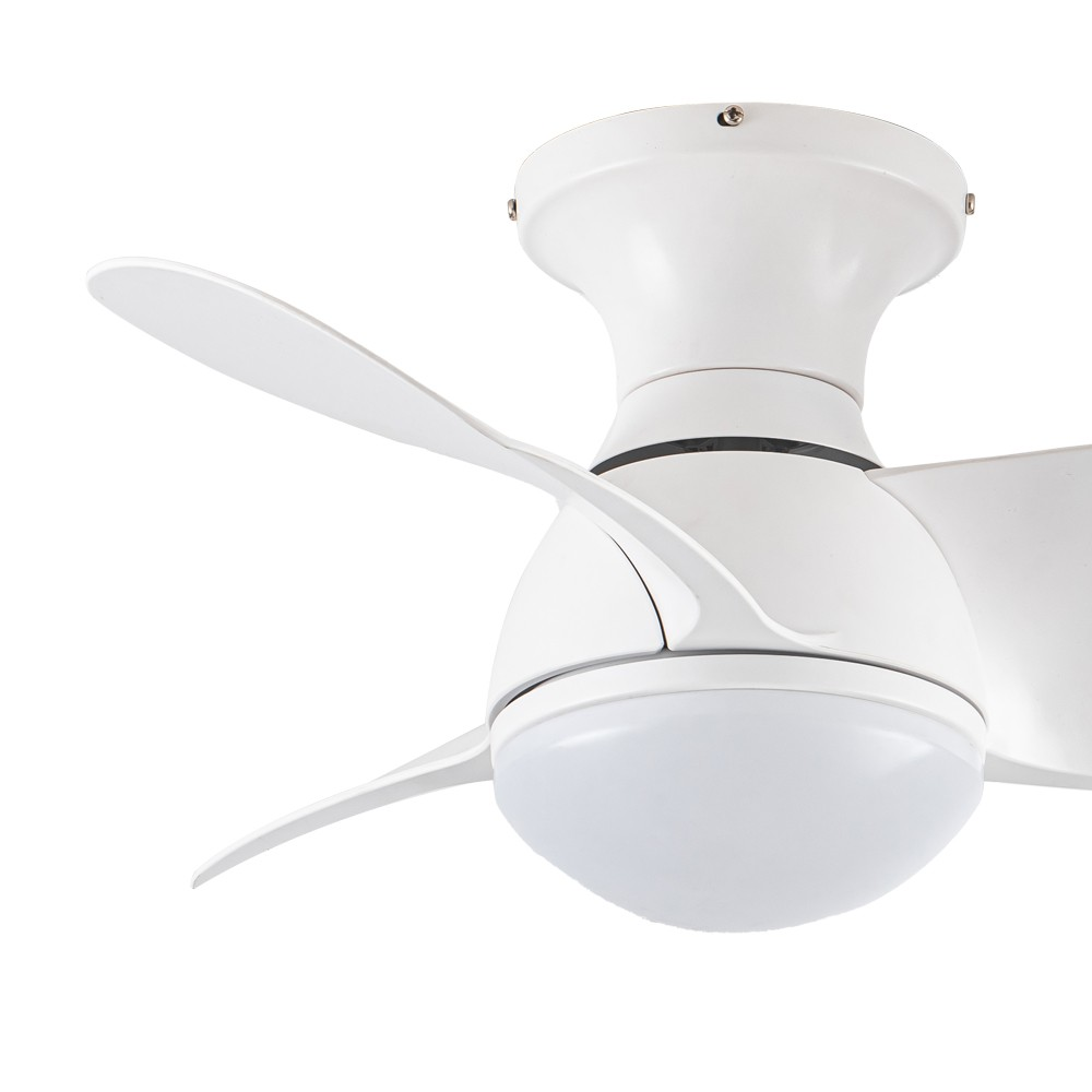 Ventilador de techo blanco con tres aspas y una luz en el centro. El ventilador es blanco.