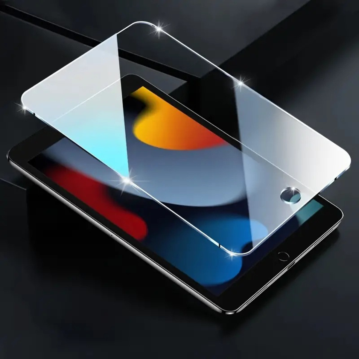 Een tablet met een schermbeschermer die wordt aangebracht. Er is een reflecterend oppervlak.
