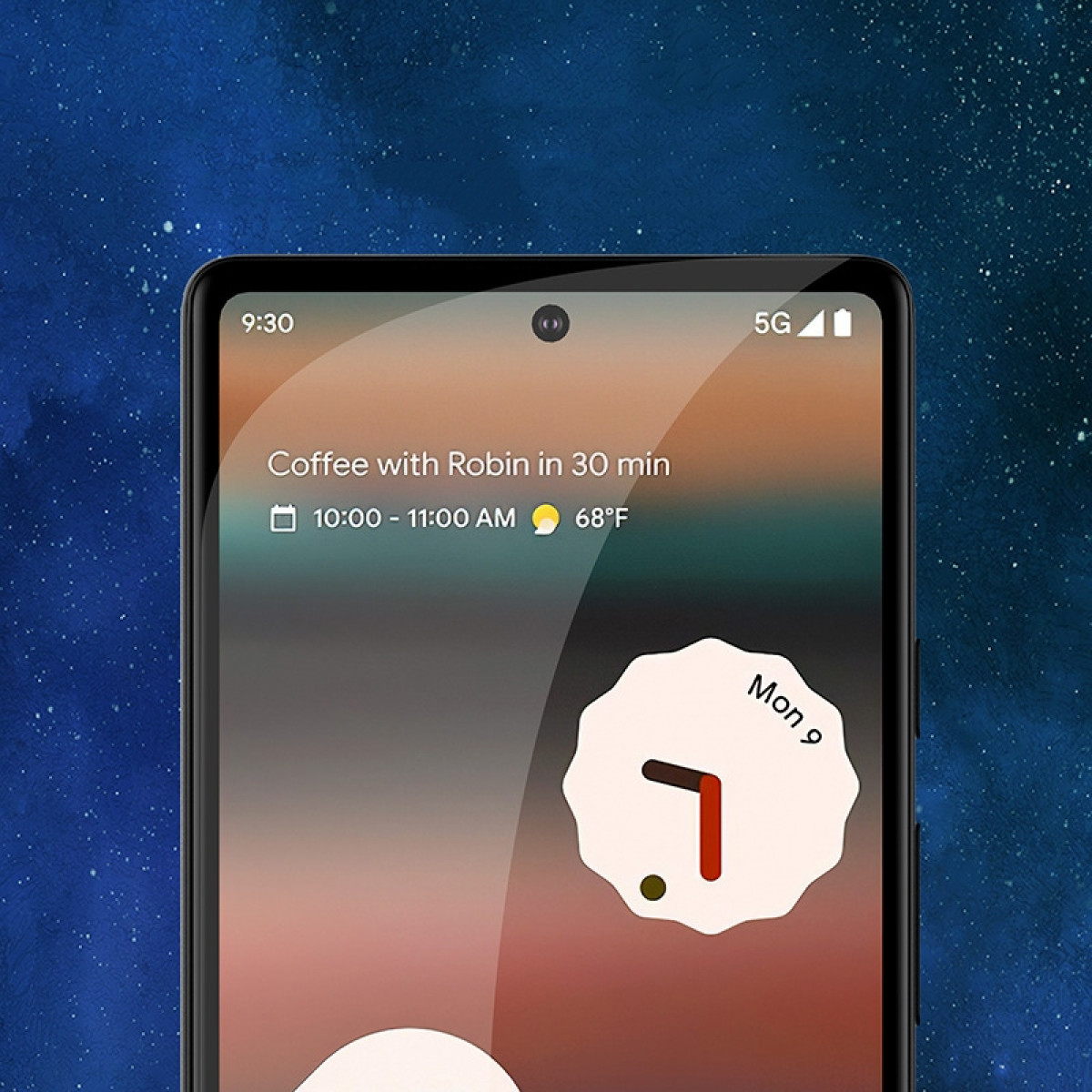 Uno smartphone mostra l'ora, il meteo e un evento del calendario. Lo sfondo è una sfumatura blu scuro.