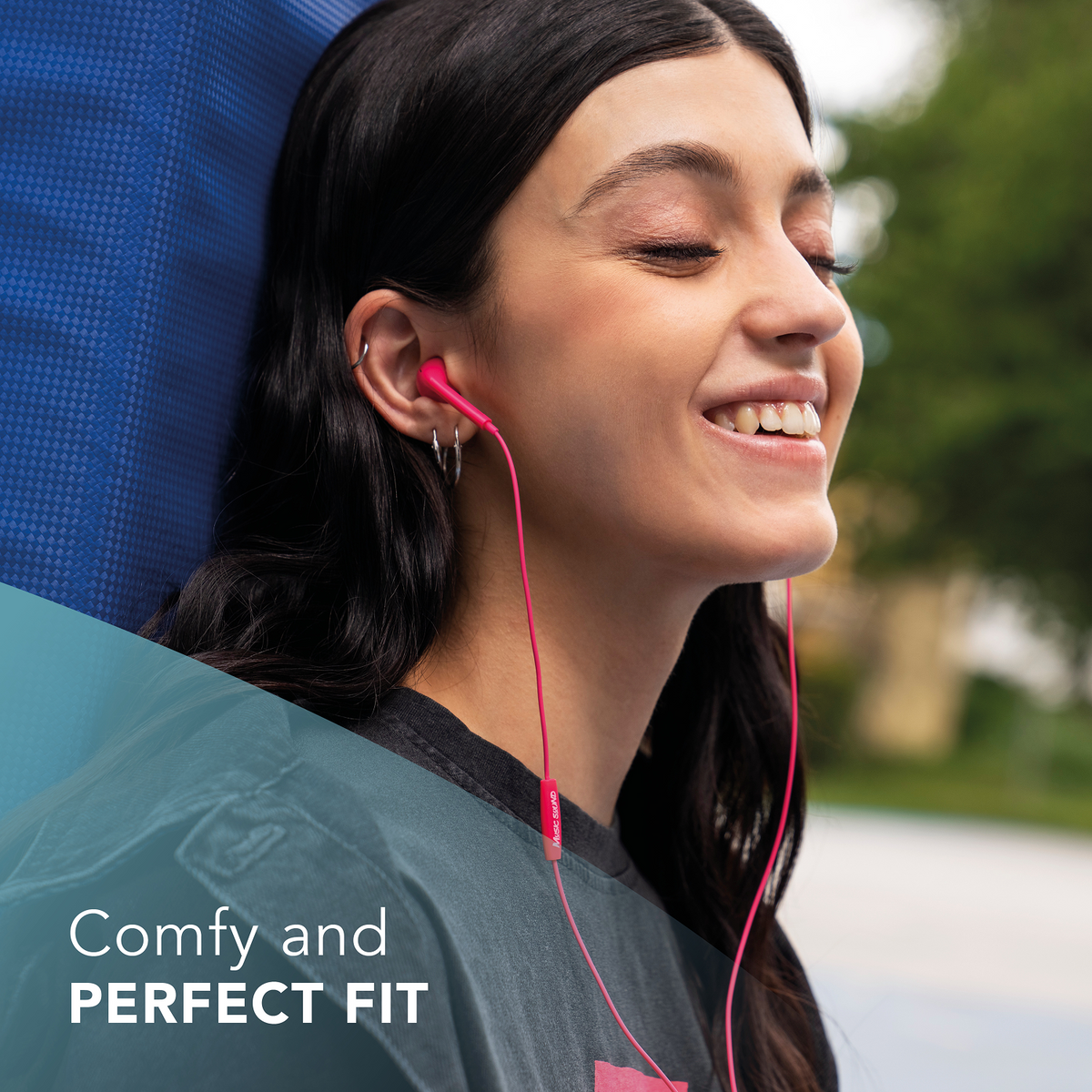 Una donna con auricolari rosa e sorridente. Il testo dice 'Comfy and PERFECT FIT'.