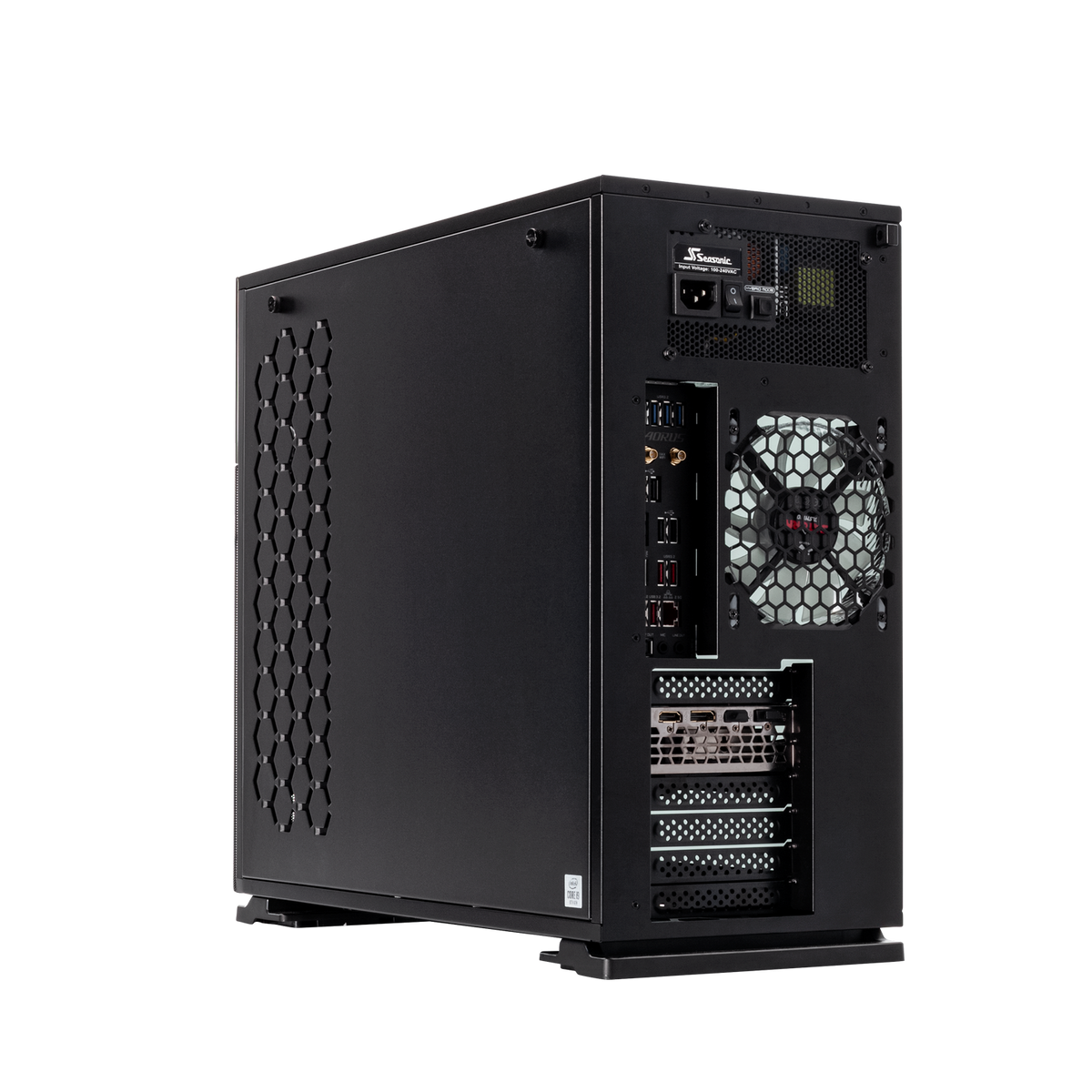 Caja de ordenador negra, vista lateral mostrando ventilaciones y fuente de alimentación.