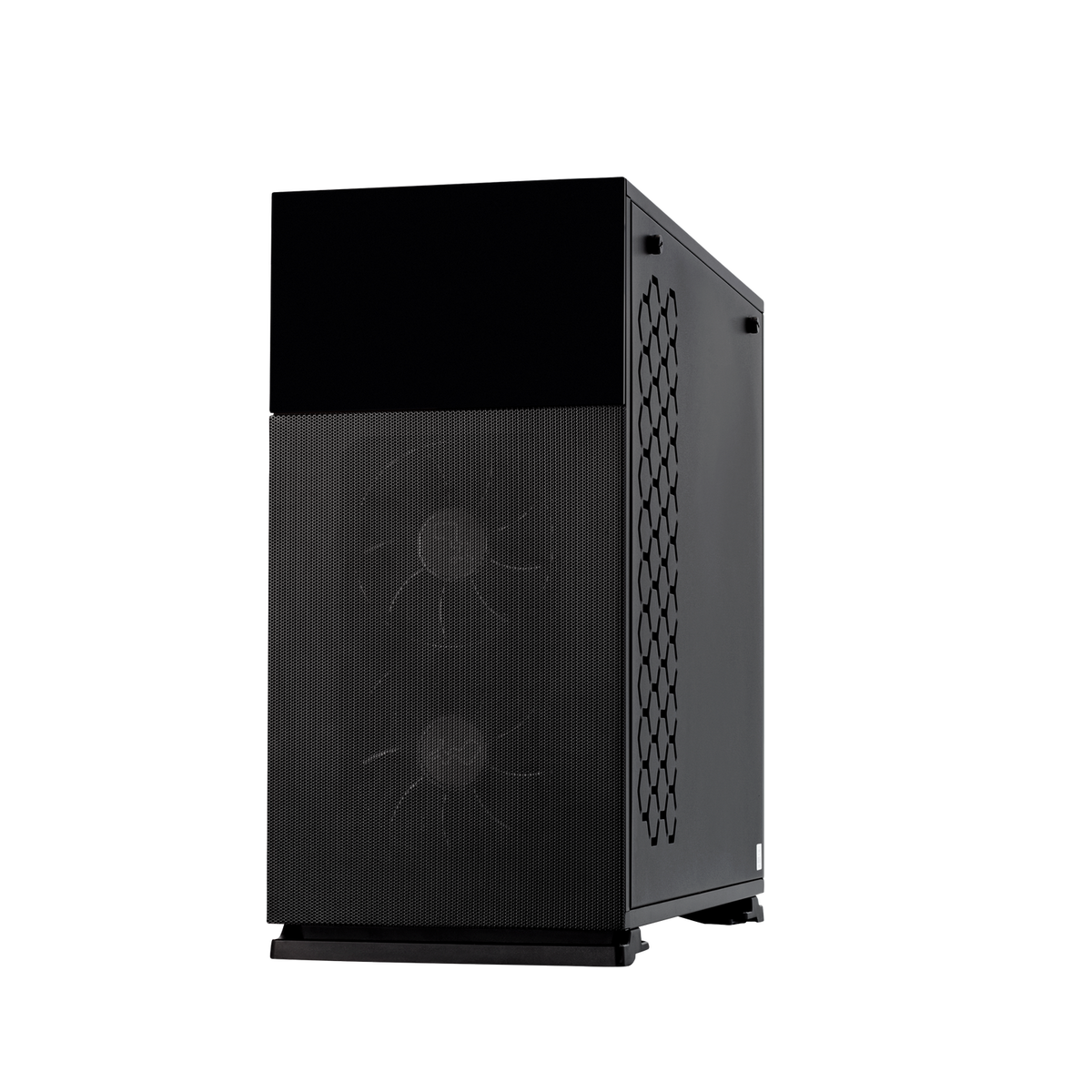 Una carcasa de computadora negra con malla y un panel lateral de vidrio. Fondo negro.
