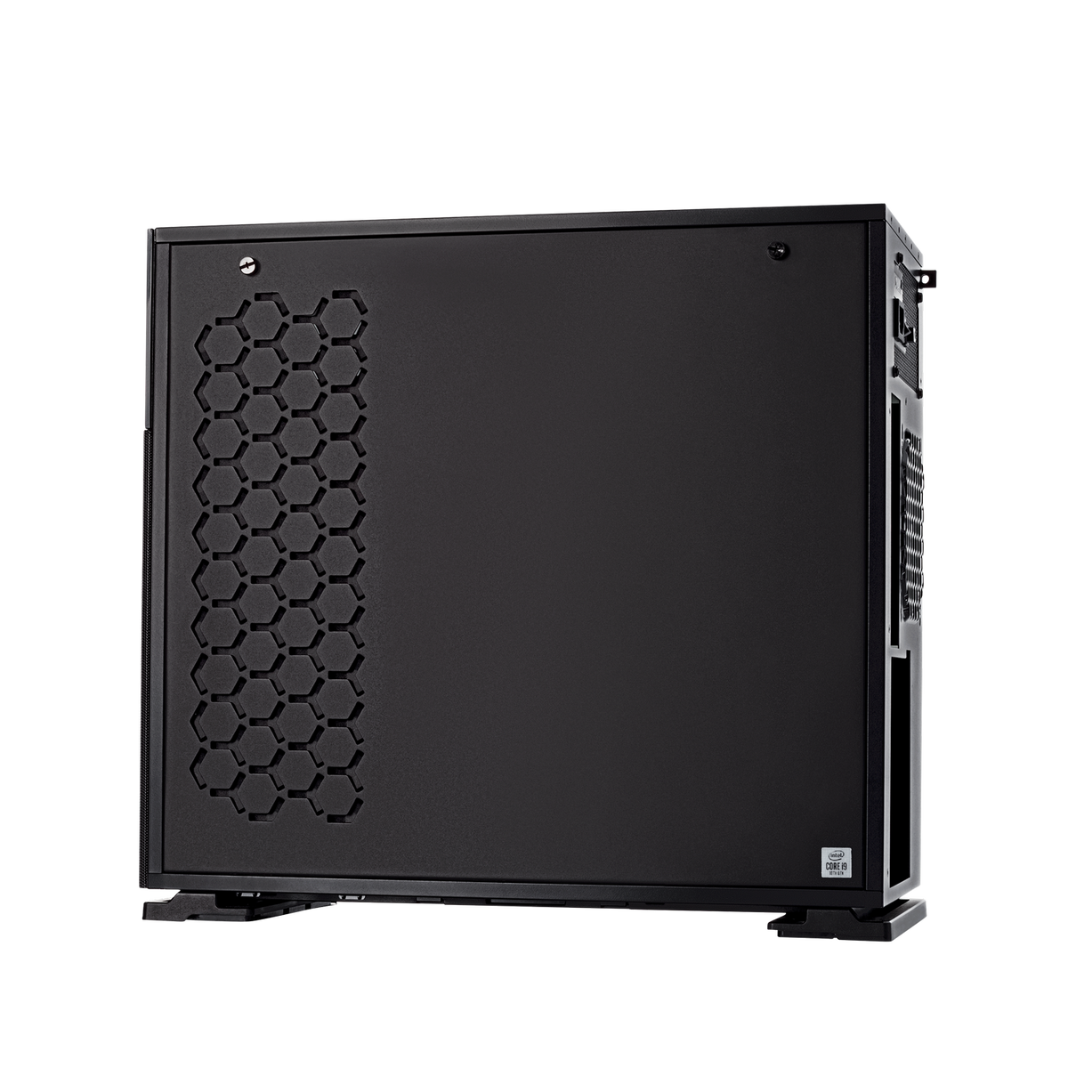 Ein schwarzes Computergehäuse mit einem Wabenmuster auf der Seitenwand, isoliert auf Schwarz.