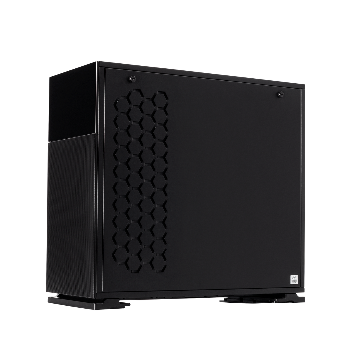 Ein schwarzes Computergehäuse. Es hat ein Wabenmuster an der Seite und steht auf einer schwarzen Oberfläche.