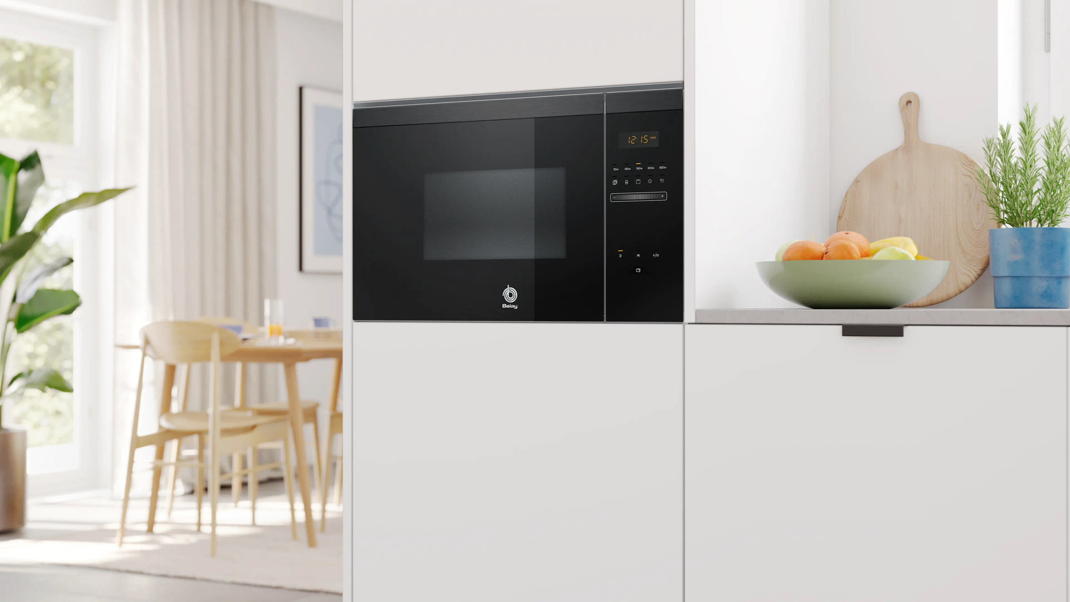 Czarna kuchenka mikrofalowa zainstalowana w białej szafce kuchennej. Na wyświetlaczu widoczna jest godzina 12:15.