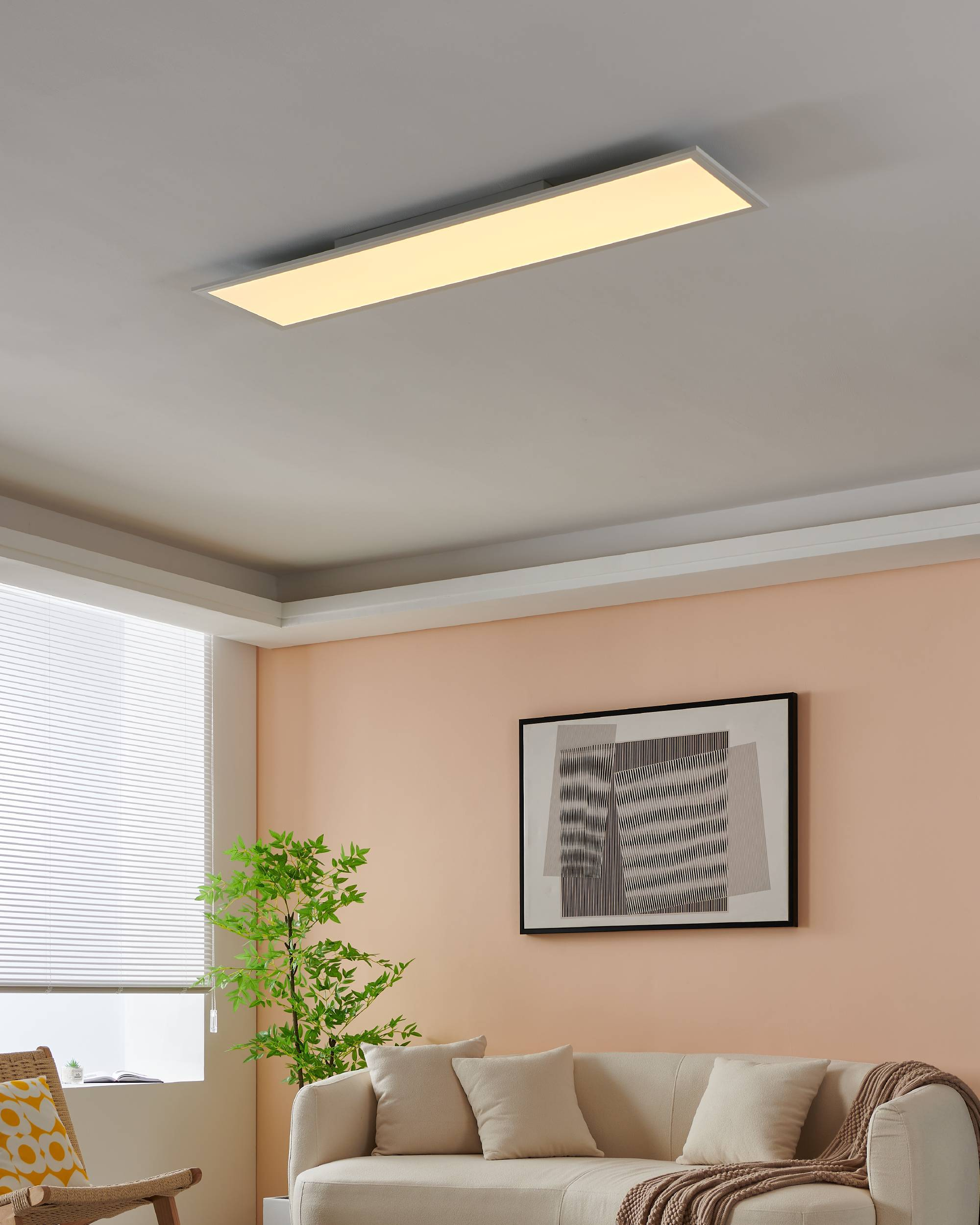 Un lampadario rettangolare in una stanza con mobili e un dipinto.