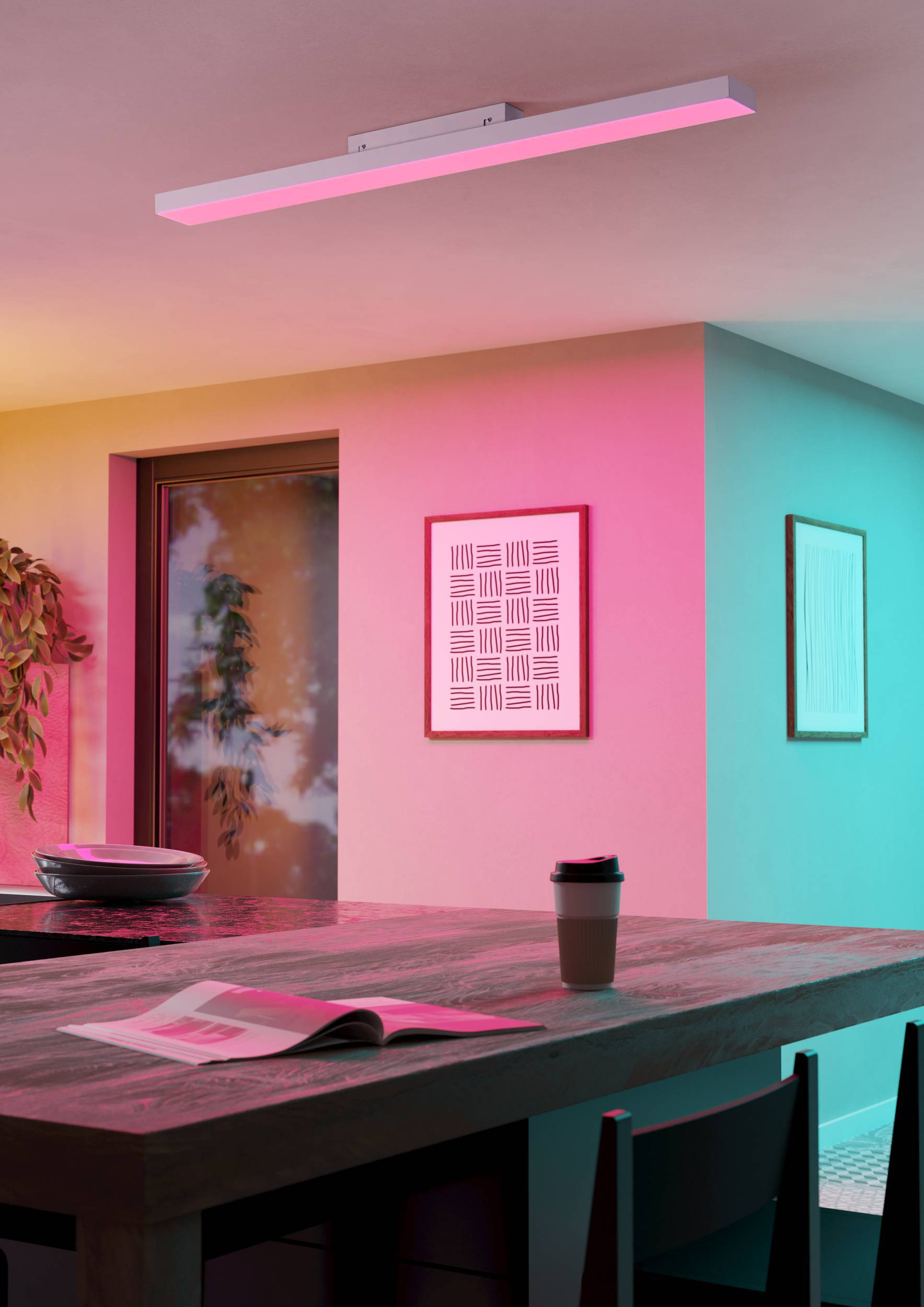 Una habitación con iluminación colorida, incluyendo una lámpara de techo y obras de arte.