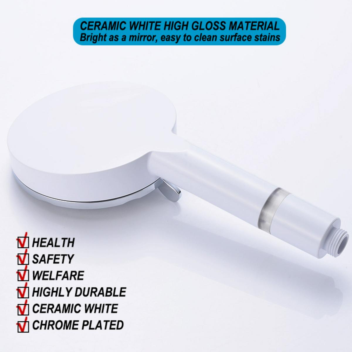 Ein weißer, keramischer, verchromter Duschkopf mit Text, der seine Eigenschaften hervorhebt.