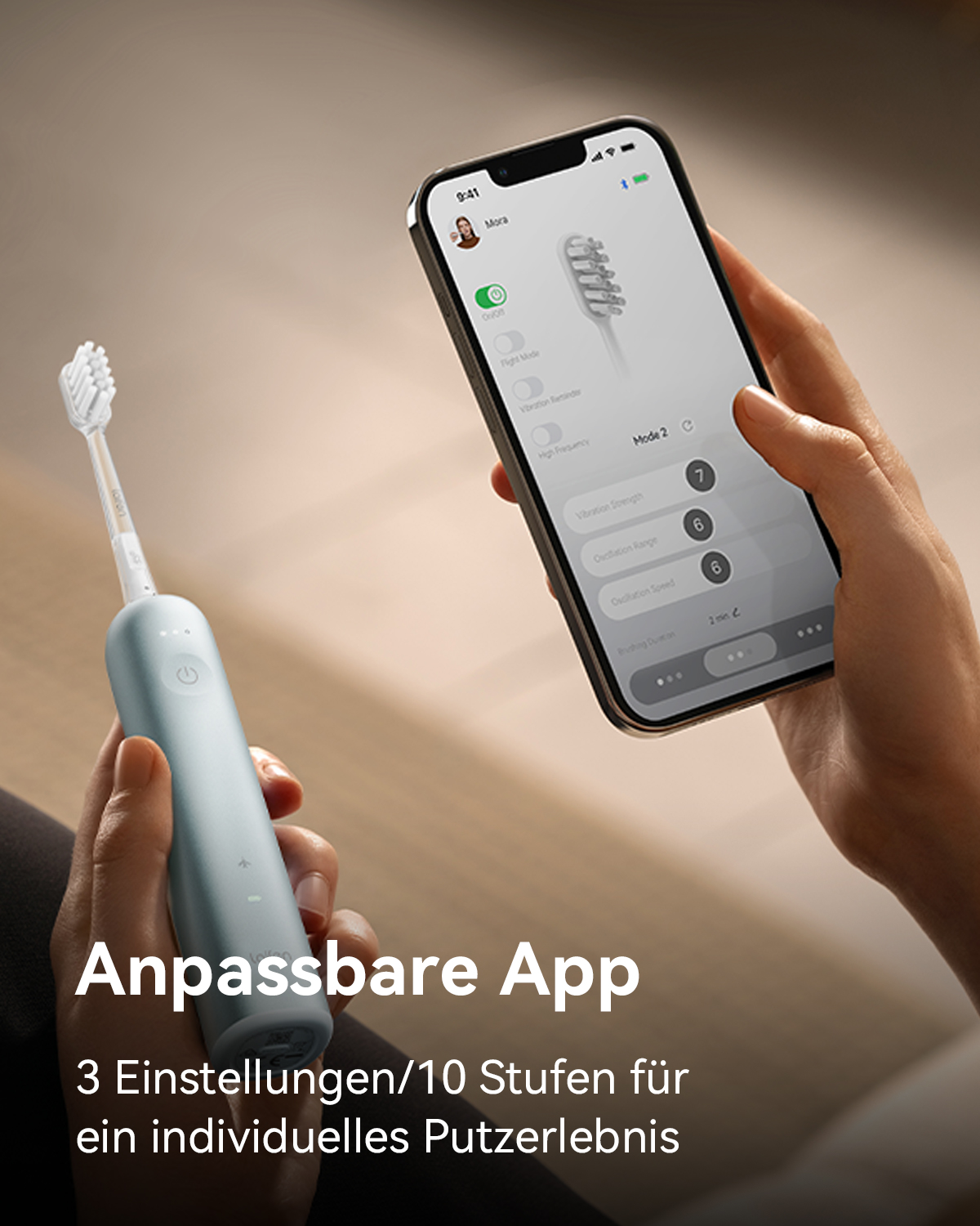 Eine Hand hält eine hellblaue Zahnbürste und ein Telefon, das anpassbare Einstellungen anzeigt.