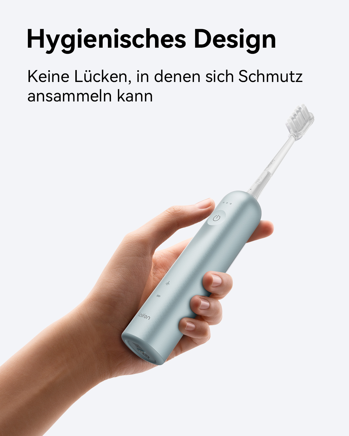 Eine Hand hält eine hellblaue elektrische Zahnbürste vor einem weißen Hintergrund.