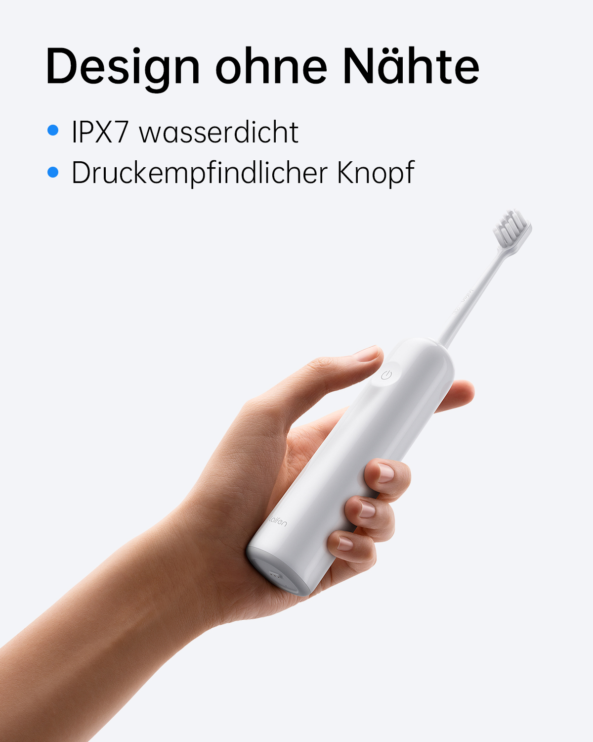 Eine Hand, die eine weiße elektrische Zahnbürste hält, Text: 'Design ohne Nähte', IPX7 und Druckknopf.