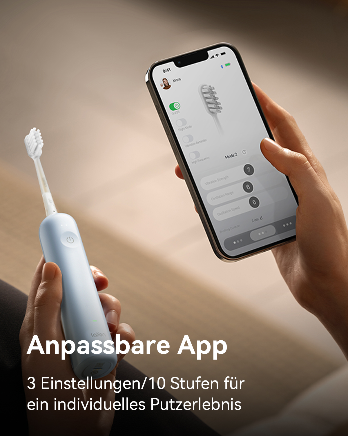 Eine Hand, die eine Zahnbürste und ein Telefon hält. Der Telefonbildschirm zeigt eine App. Der Text lautet: 'Anpassbare App'.