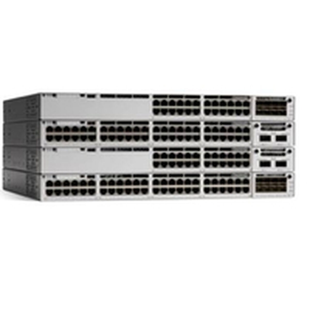 Ein Stapel von vier silbernen Netzwerk-Switches mit vielen schwarzen Anschlüssen und Steckern auf weißem Hintergrund.