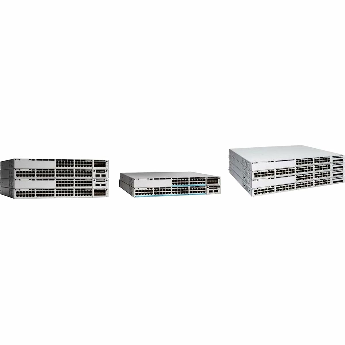 Drei Netzwerk-Switches nebeneinander, weißer Hintergrund. Sie sind rechteckig mit vielen Anschlüssen.
