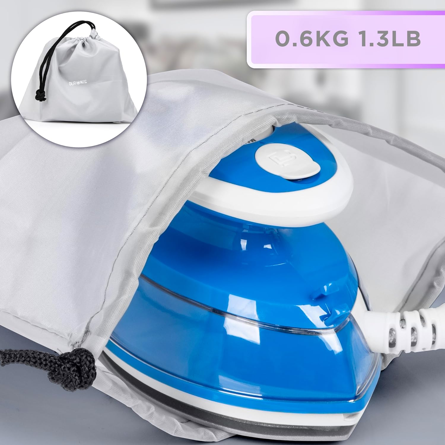 Blaues Bügeleisen in einer grauen Tasche, wobei die Tasche teilweise geöffnet ist.