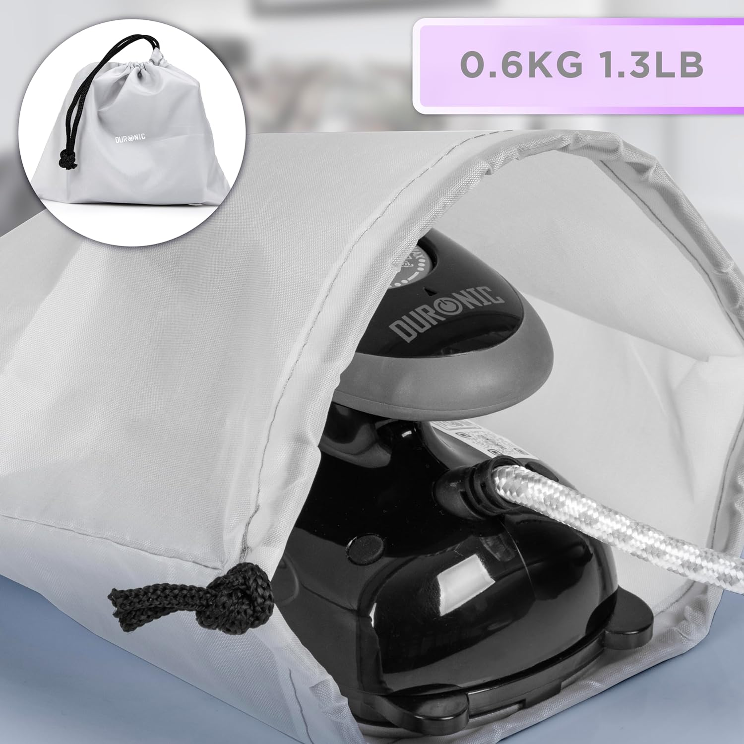 Eine graue Tasche enthält ein schwarz-graues Bügeleisen. Die Tasche hat einen Kordelzug und den Text 'DURONIC'. Text zeigt '0,6KG 1,3LB'.