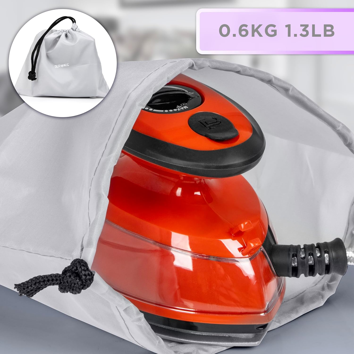Rotes Bügeleisen in grauem Aufbewahrungsbeutel mit Kordelzug. Das Bügeleisen steht auf einem Tisch. Ein kleinerer Beutel ist sichtbar.