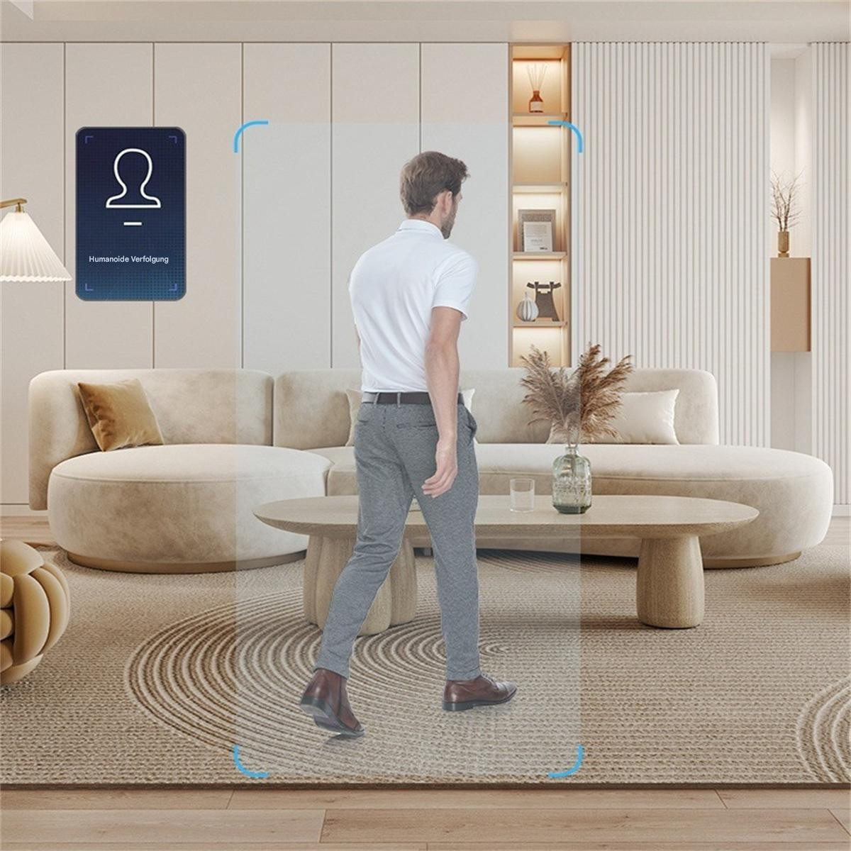 Ein Mann geht durch ein modernes Wohnzimmer, mit digitaler Oberfläche in der Ecke.