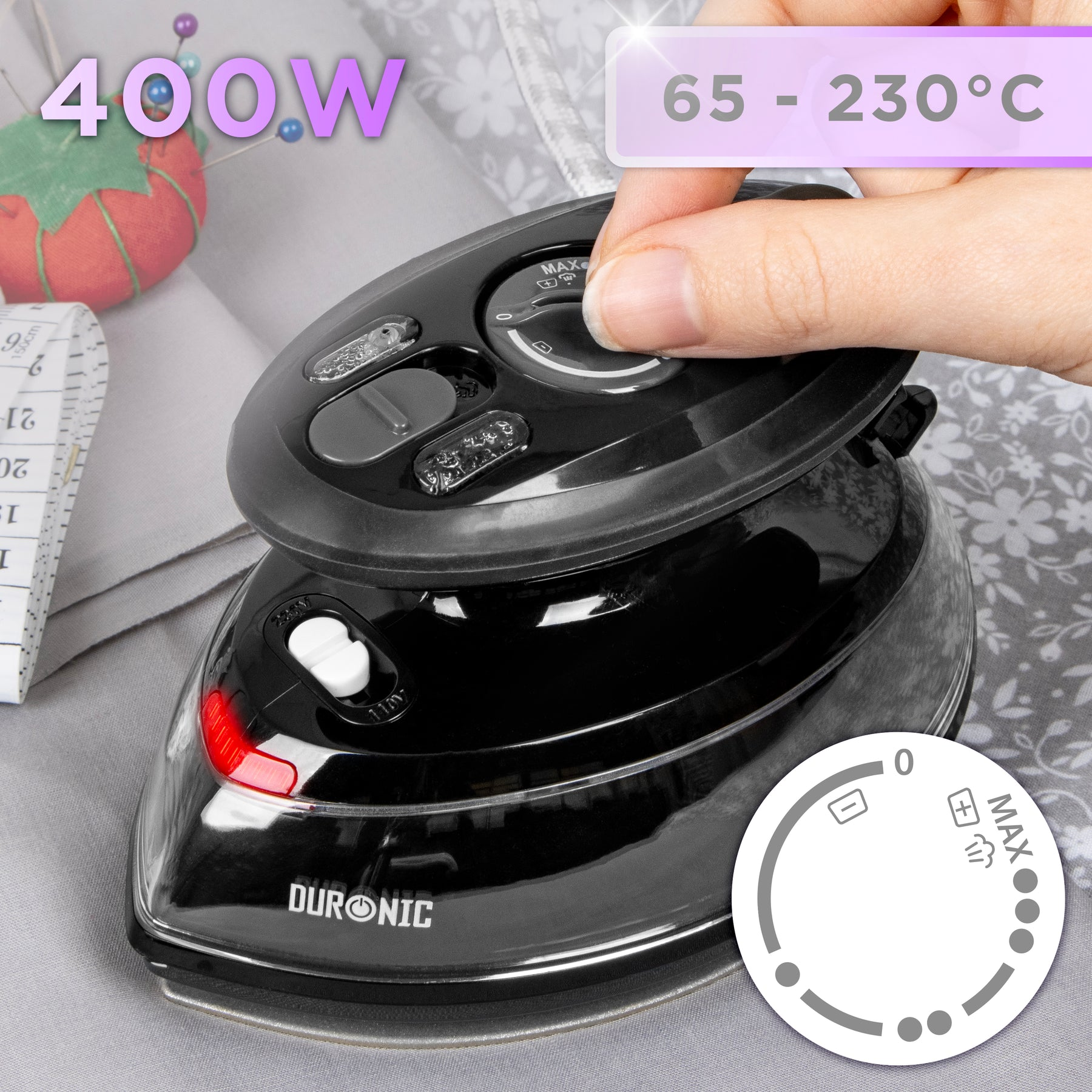 Schwarzes Bügeleisen mit Temperaturregler, 400 W, 65-230 °C. Die Hand der Person hält das Bügeleisen.