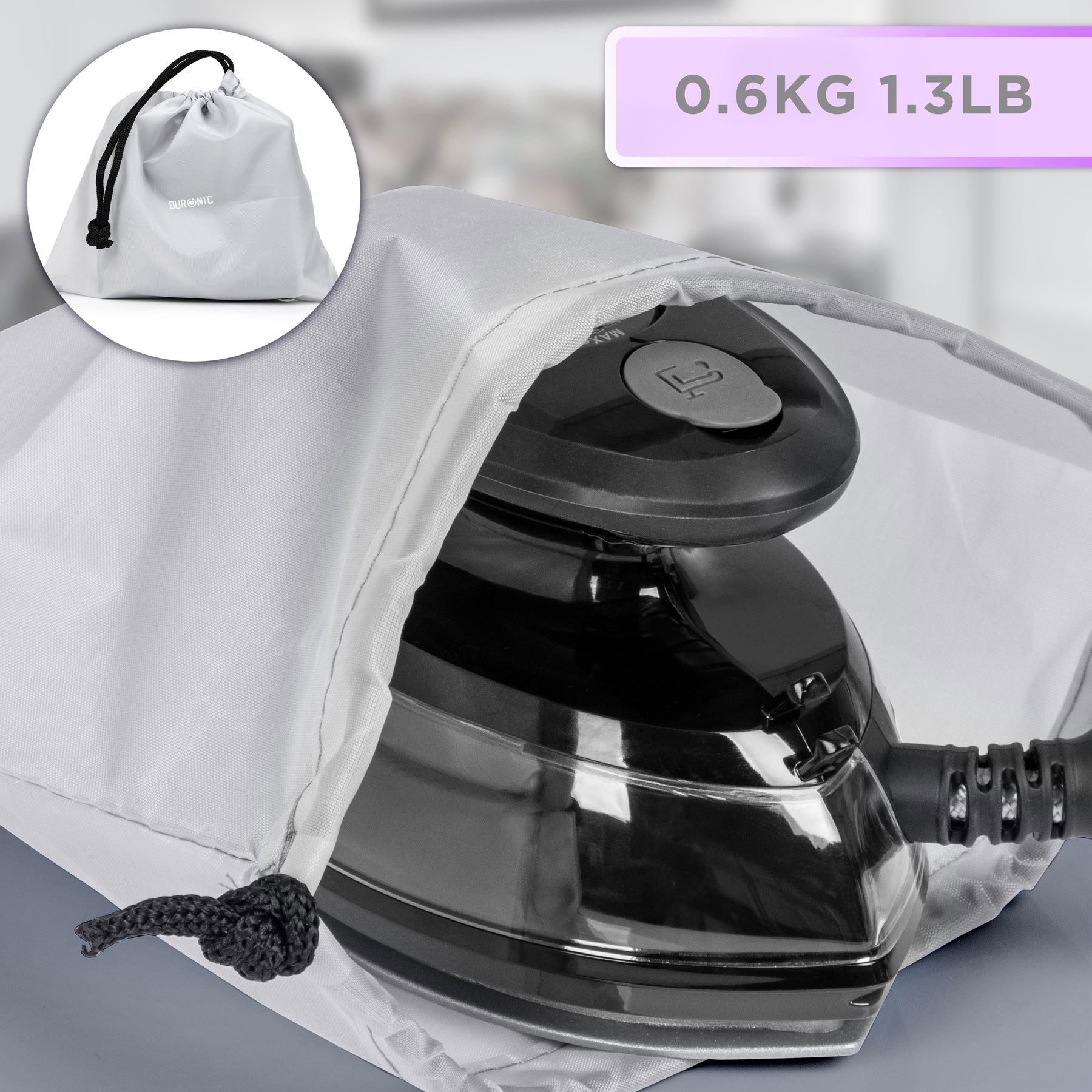 Bügeleisen in einer grauen Tasche, mit Kordelzug und Anhänger. Das Bügeleisen ist schwarz. Text oben rechts: '0,6 kg 1,3 lb'.