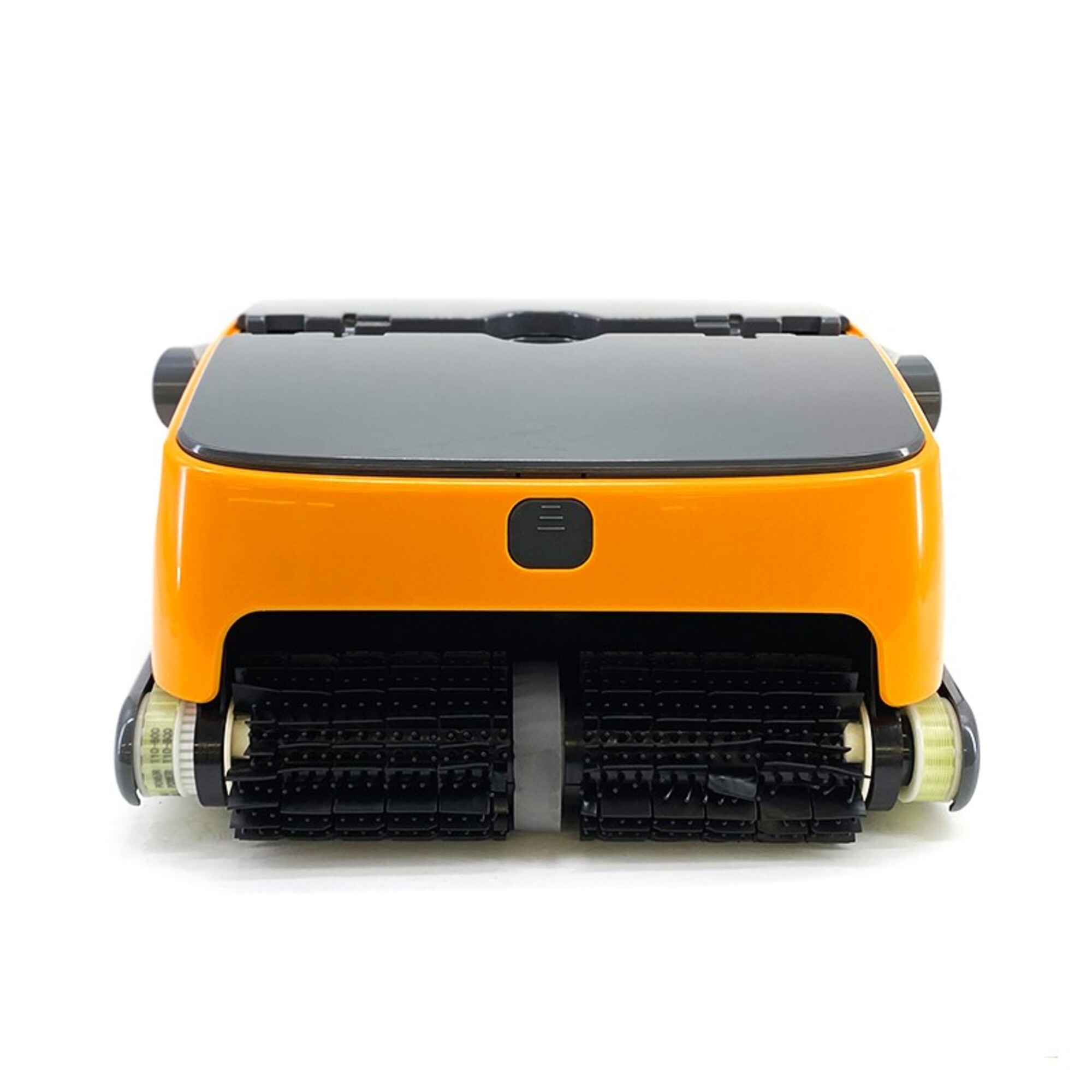 Robot limpiador de piscinas naranja sobre fondo blanco. Tiene cepillos y está diseñado para limpiar piscinas.