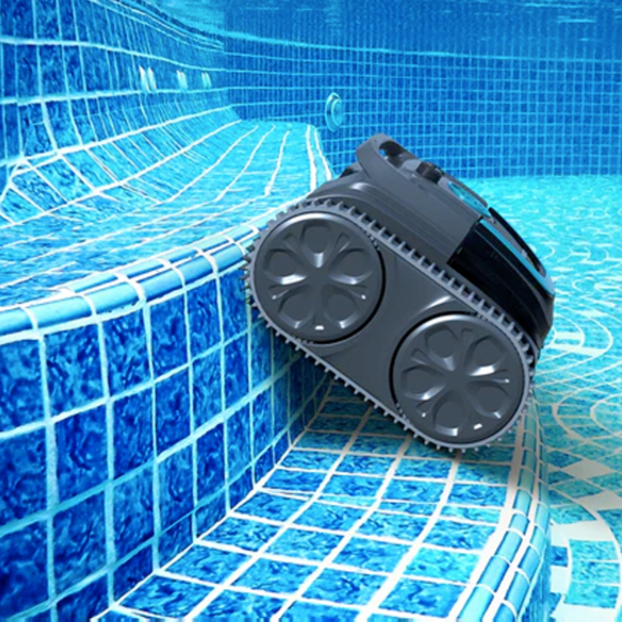Un robot limpiador de piscinas gris en una piscina con azulejos azules. Tiene ruedas y está inclinado.