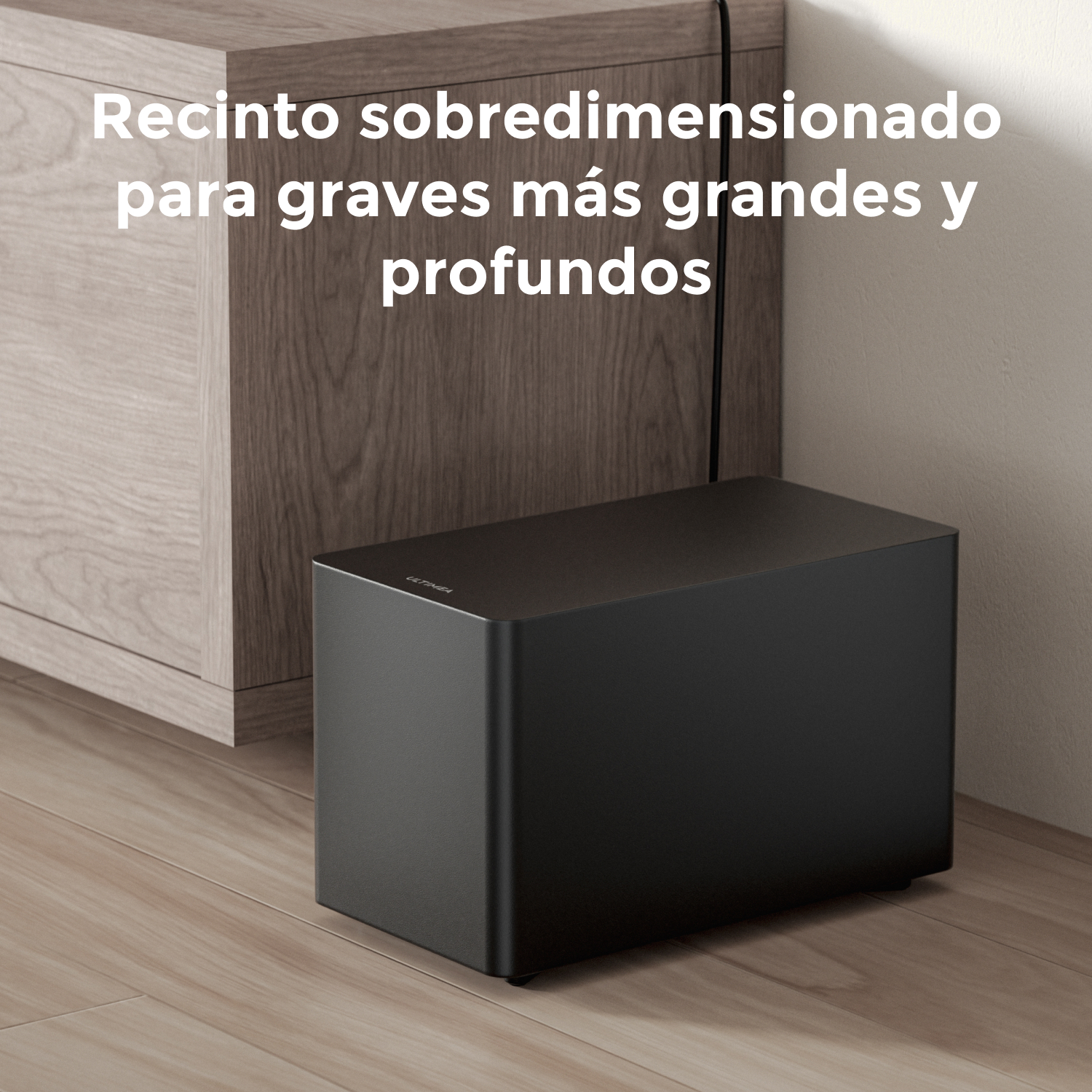 Subwoofer negro junto a un armario de madera. Texto: Recinto sobredimensionado para graves más grandes y profundos.