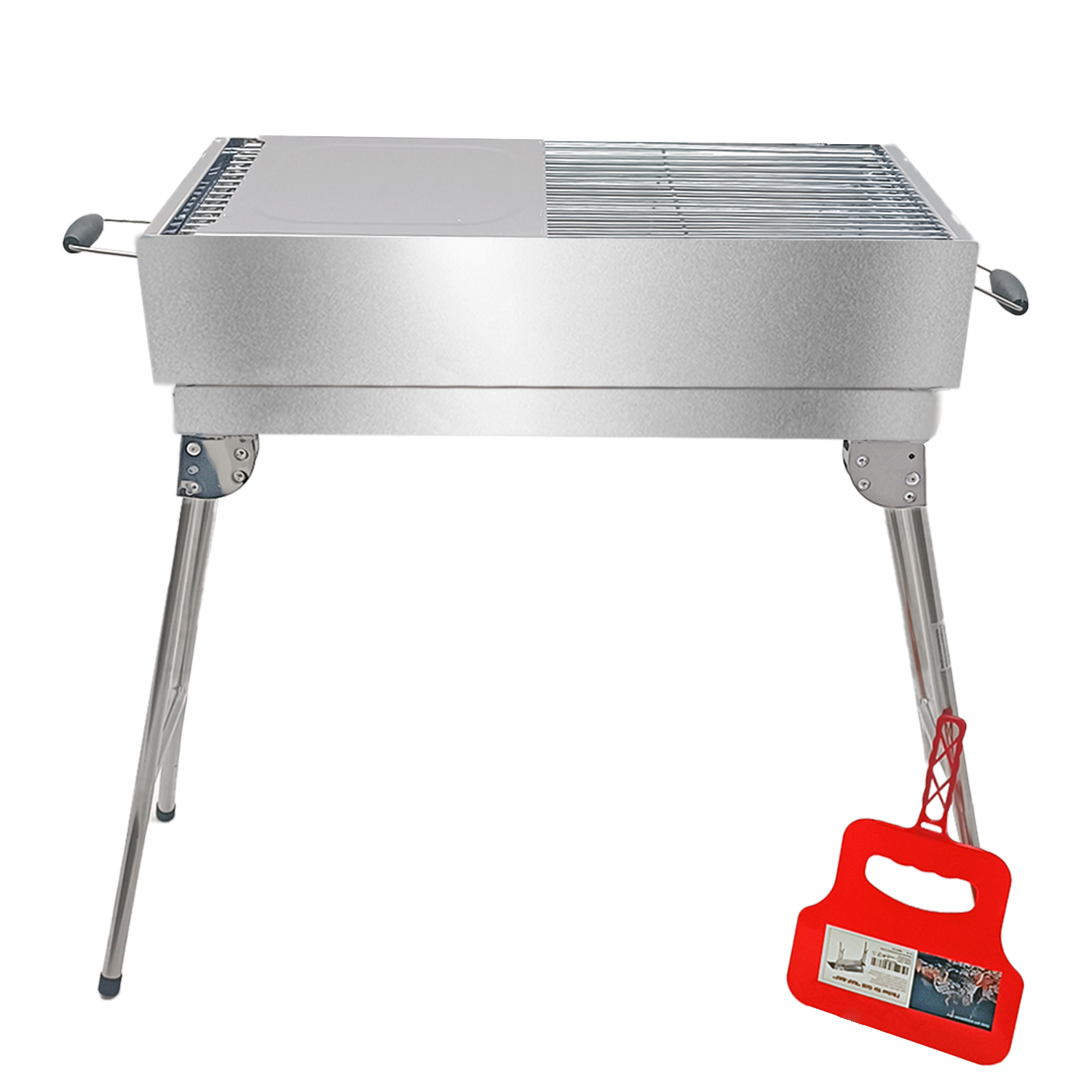 Ein silberner Grill auf einem Ständer mit rotem Werkzeug vor weißem Hintergrund.