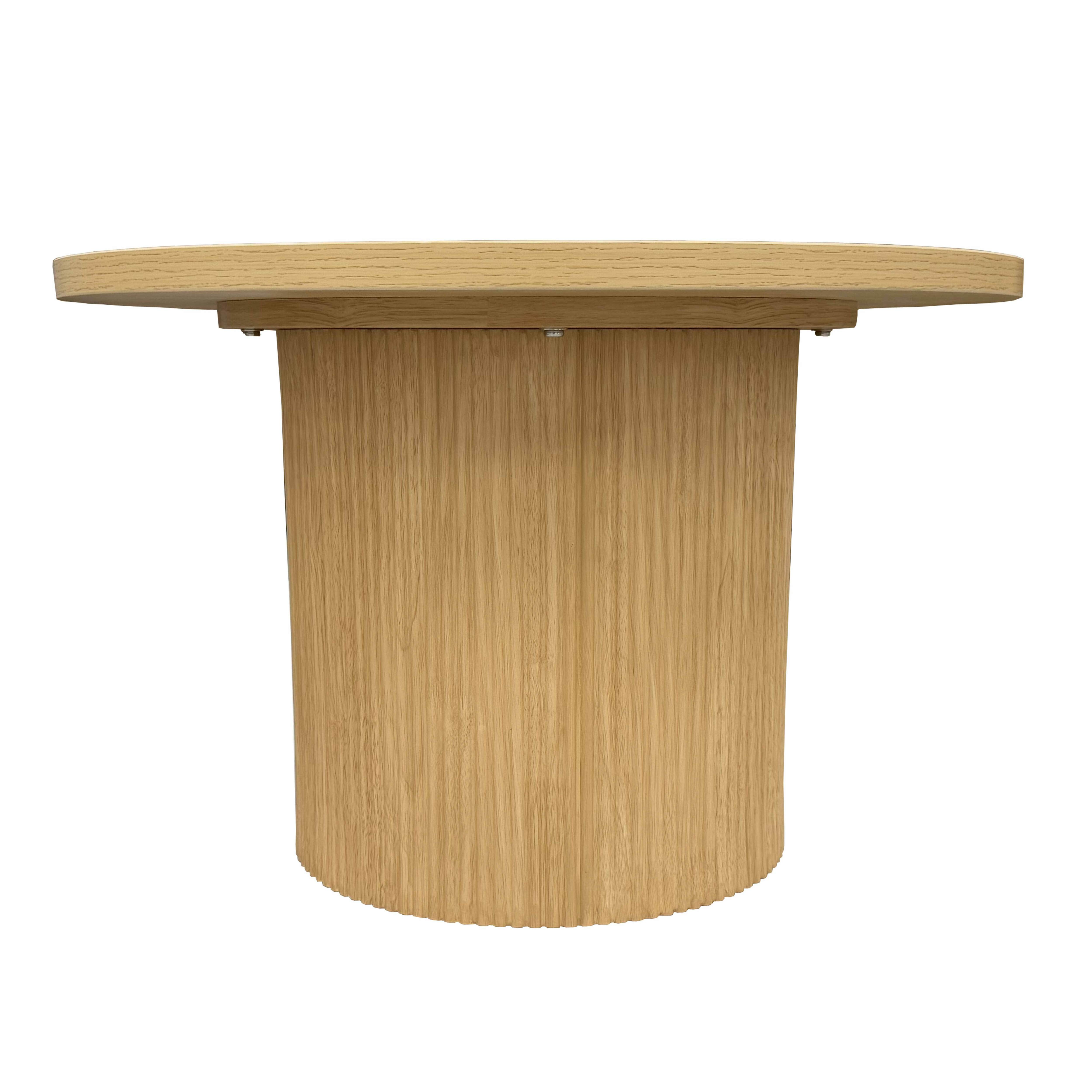 Ein Holztisch mit runder Platte und zylindrischem Fuß auf weißem Grund.