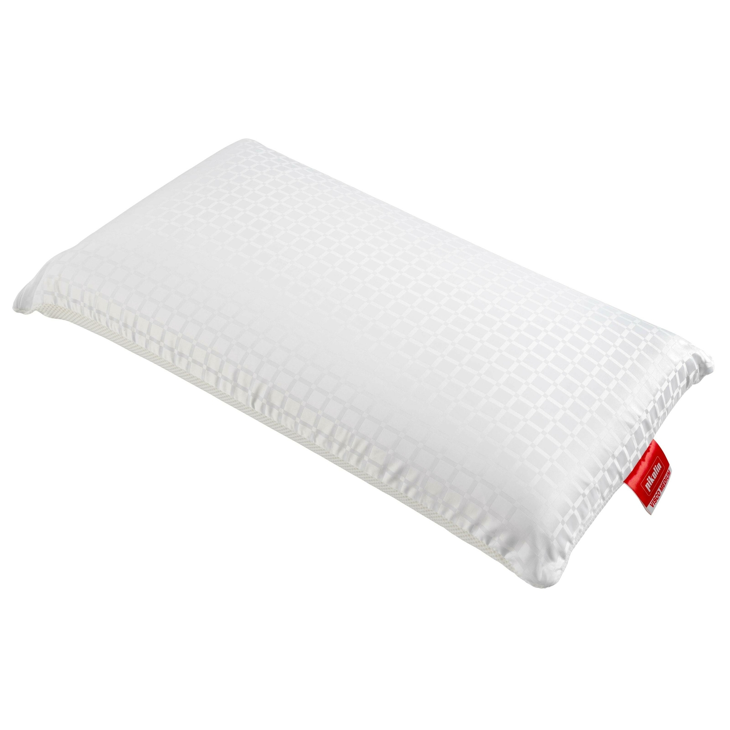 Una almohada rectangular blanca con una textura sutilmente estampada y una etiqueta roja es visible.